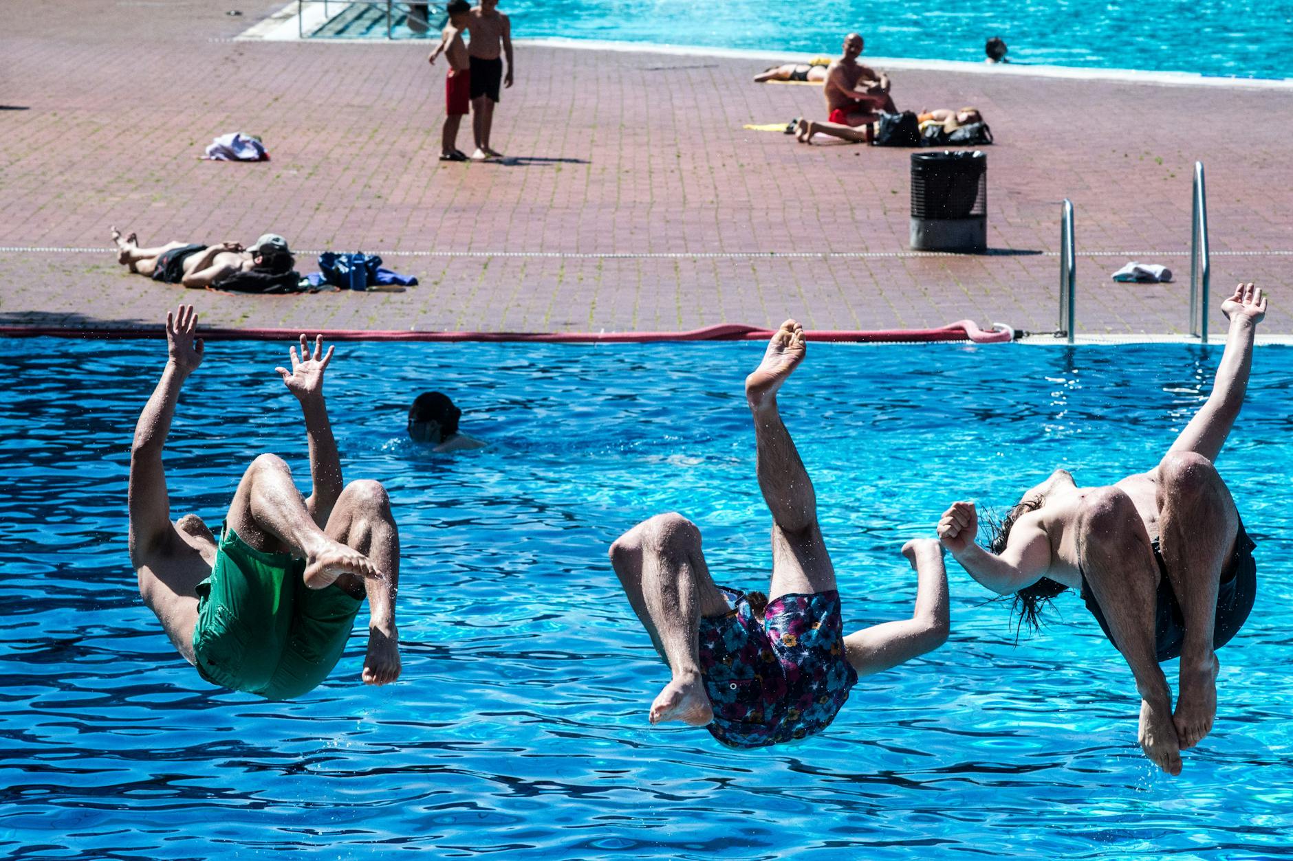„Ich höre die Arschbomben und rieche Pommes“: Jugendliche beim Wasserspringen im Prinzenbad