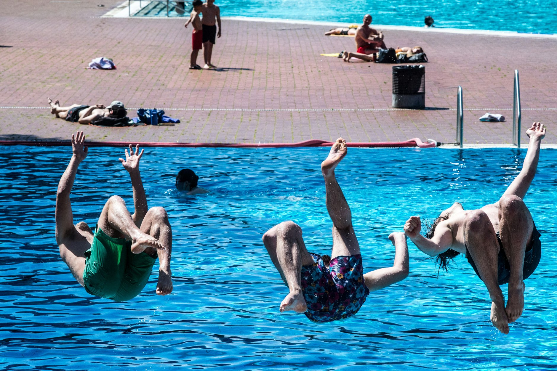 „Ich höre die Arschbomben und rieche Pommes“: Jugendliche beim Wasserspringen im Prinzenbad
