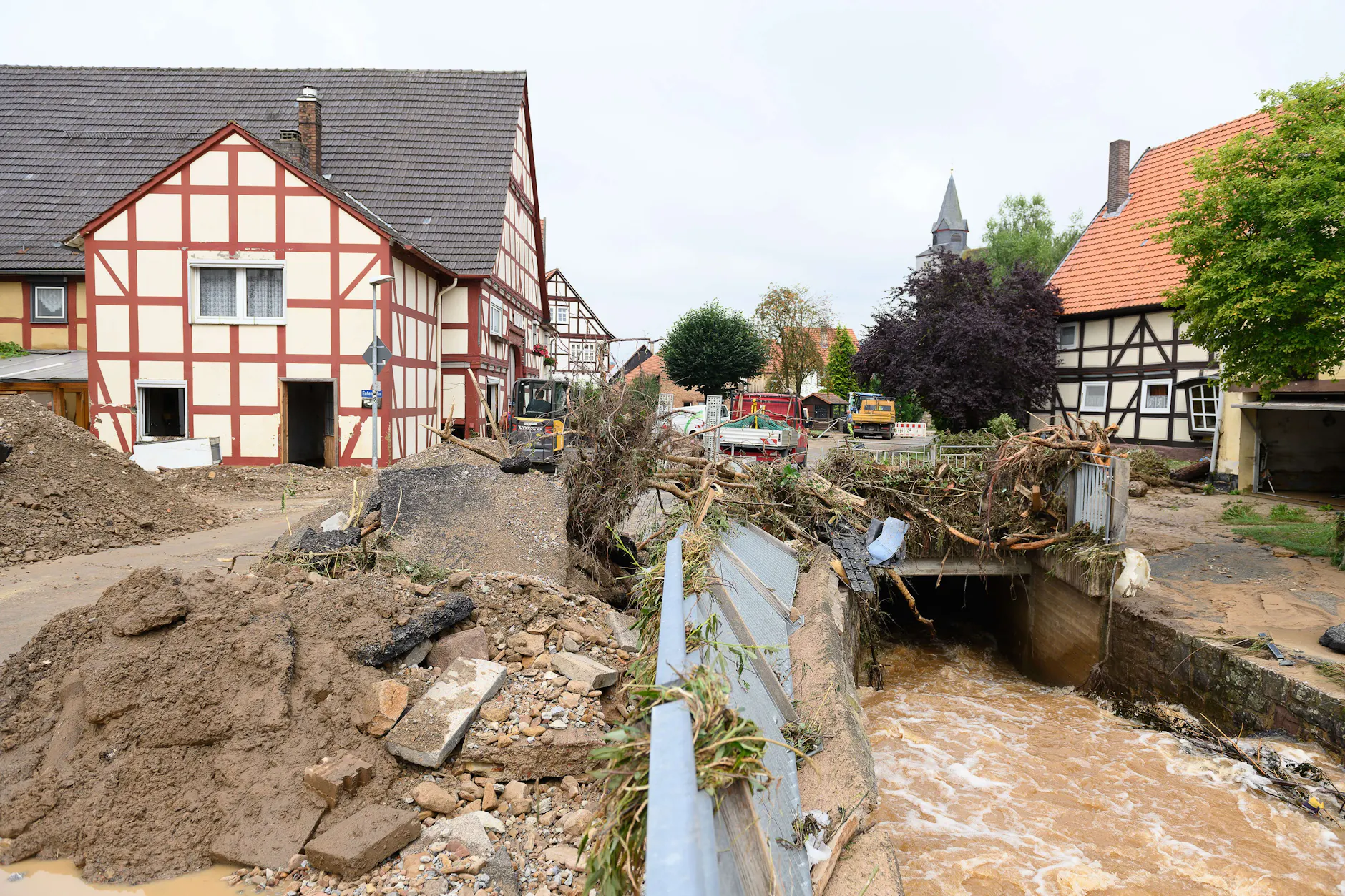 Trendelburg: Blick in den Ortskern nach einem Unwetter in dem Trendelburger Stadtteil Gottsbüren. 