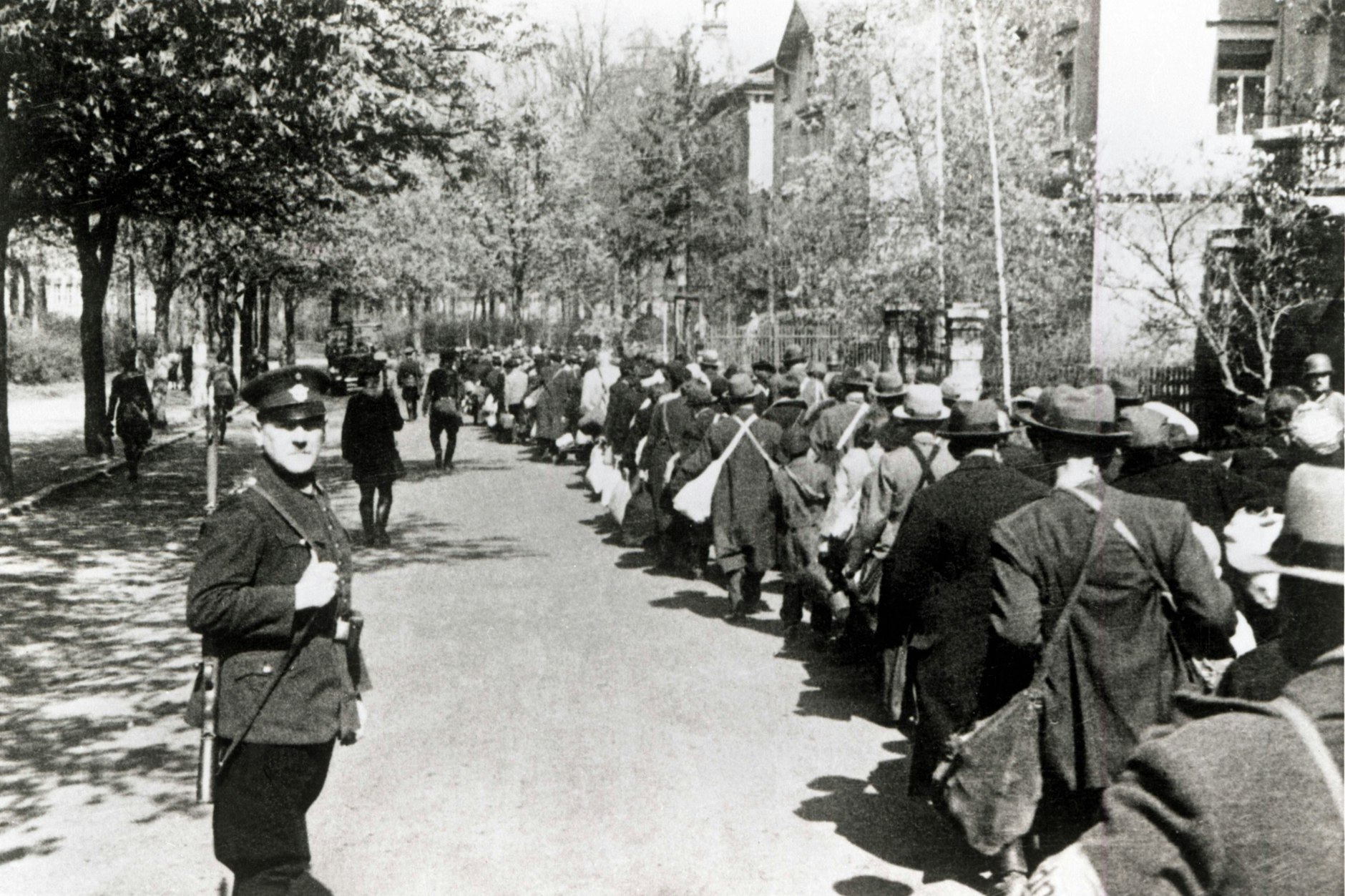 Deportation der Juden in Würzburg durch die örtliche Polizei, November 1941.