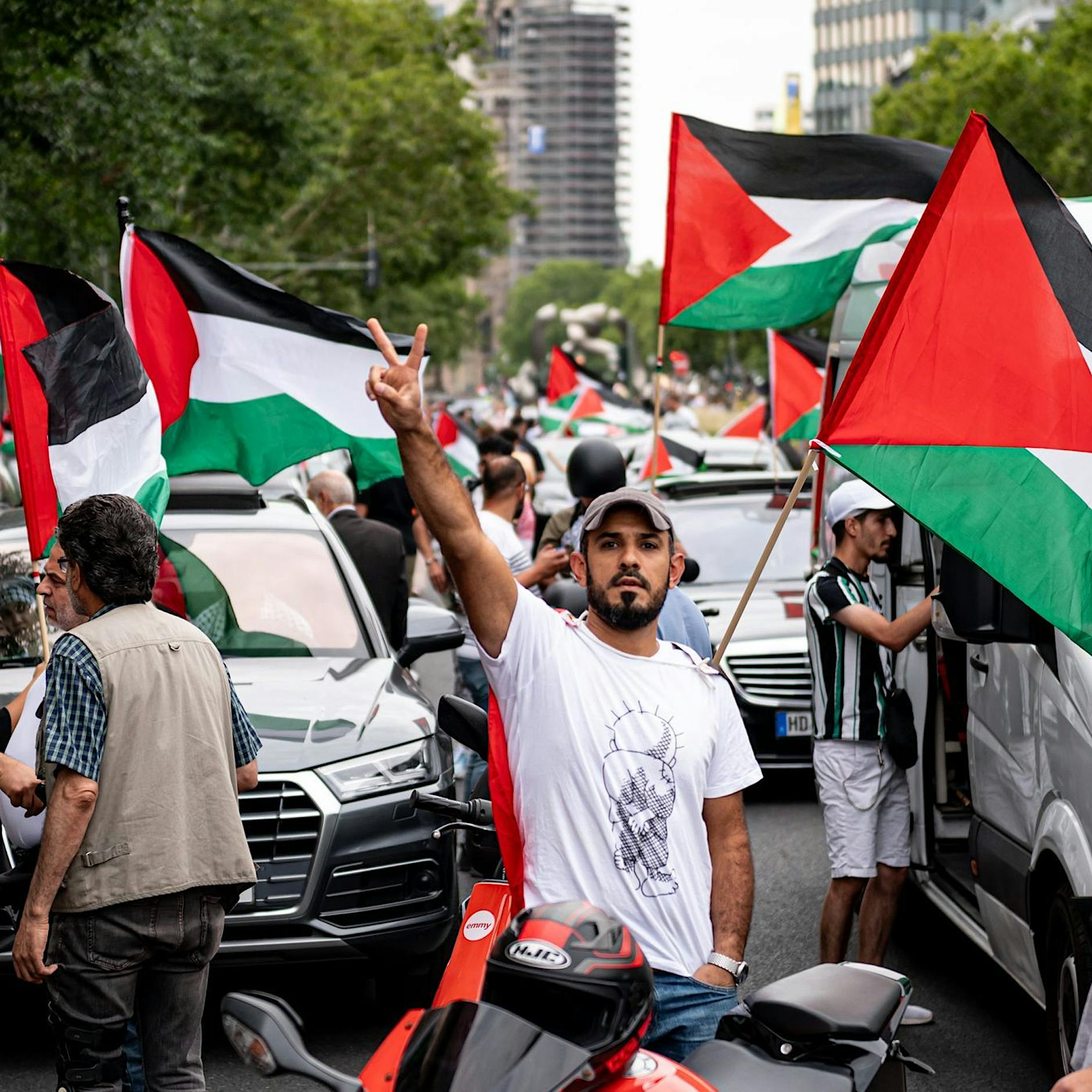 Pro-Palästina-Protest in Berlin: Über 20 Festnahmen, Unbeteiligter von Flasche getroffen