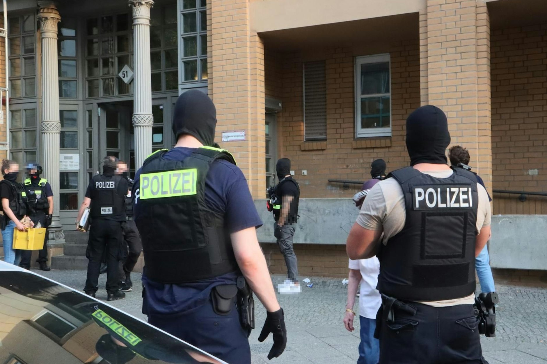 Am Donnerstag, dem 1. August, durchsuchte das Berliner Spezialeinsatzkommando (SEK) mehrere Wohnungen in der Pohlstraße im Berliner Stadtteil Tiergarten.