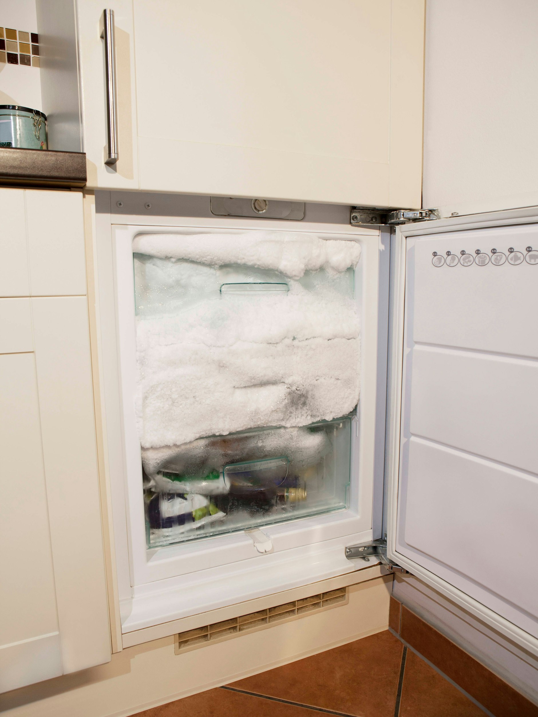 Der Gefrierschrank verbraucht mehr Strom, wenn dicke Eisschichten entstehen.