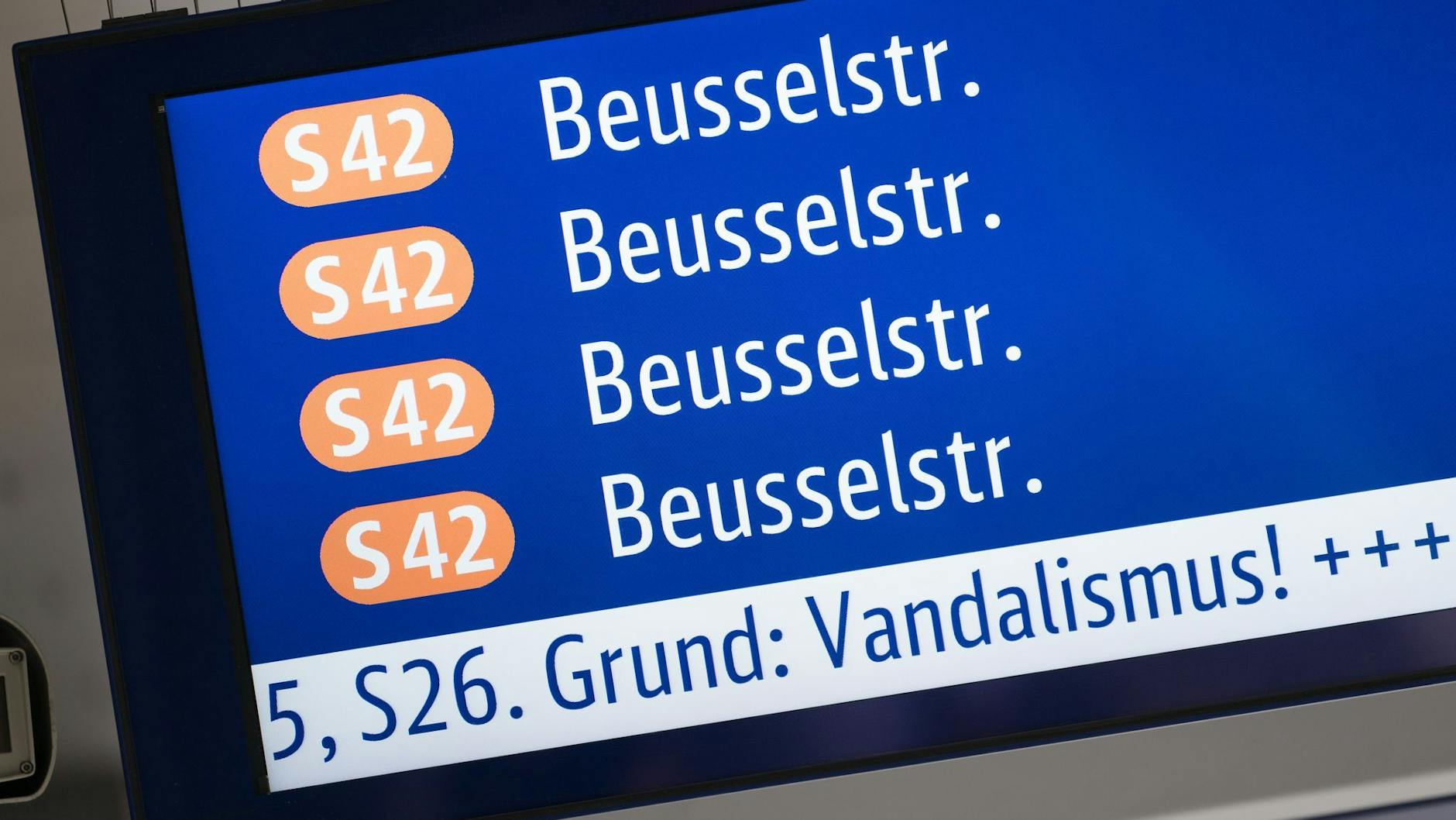 Der Verkehr auf den Ringbahn-Linien der S-Bahn Berlin wurde durch den Brandanschlag beeinträchtigt.