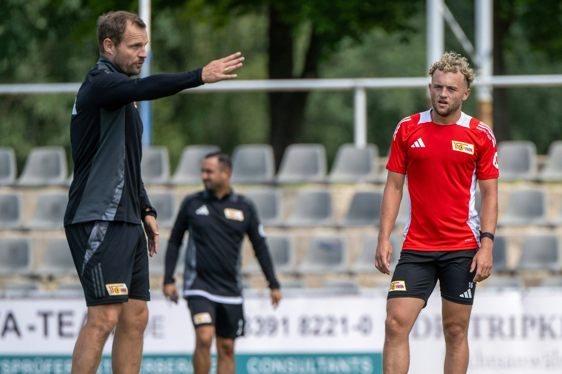 Trainer Bo Svensson (45) will, dass beim 1. FC Union offensiver gespielt wird. Das gefällt auch Stürmer Benedict Hollerbach (23).