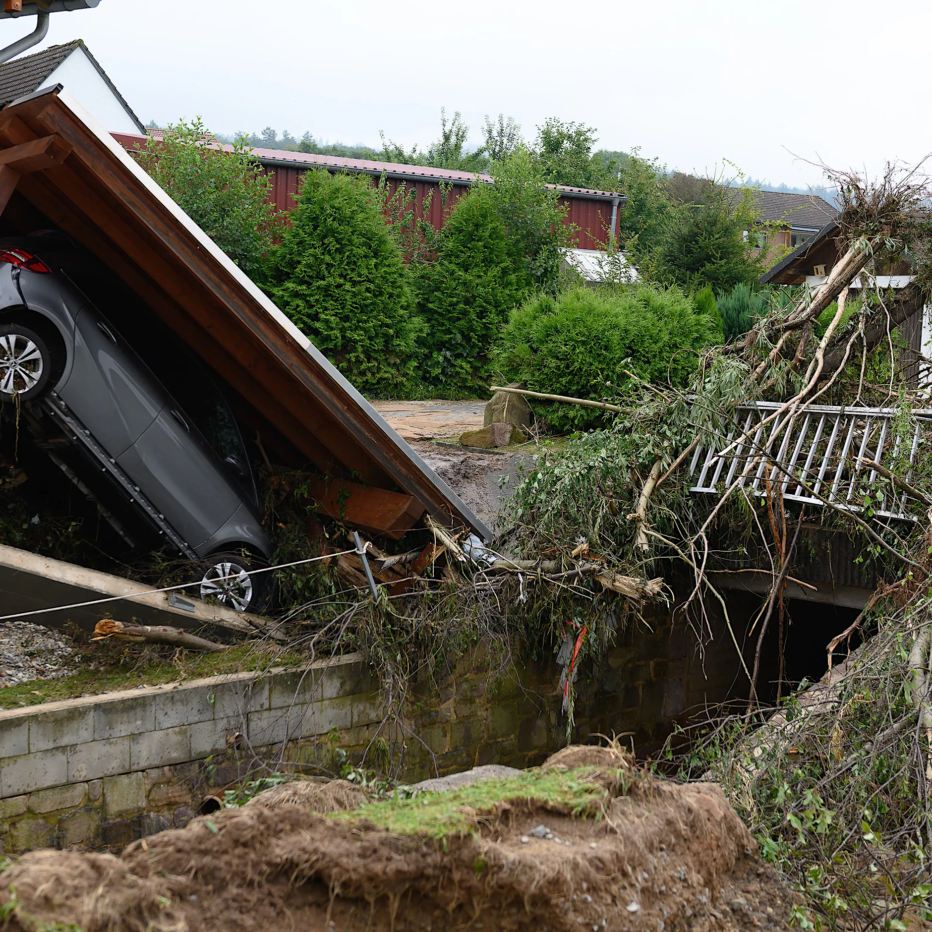 Unwetter mit Starkregen treffen Deutschland: Überflutete Straßen und Erdrutsche