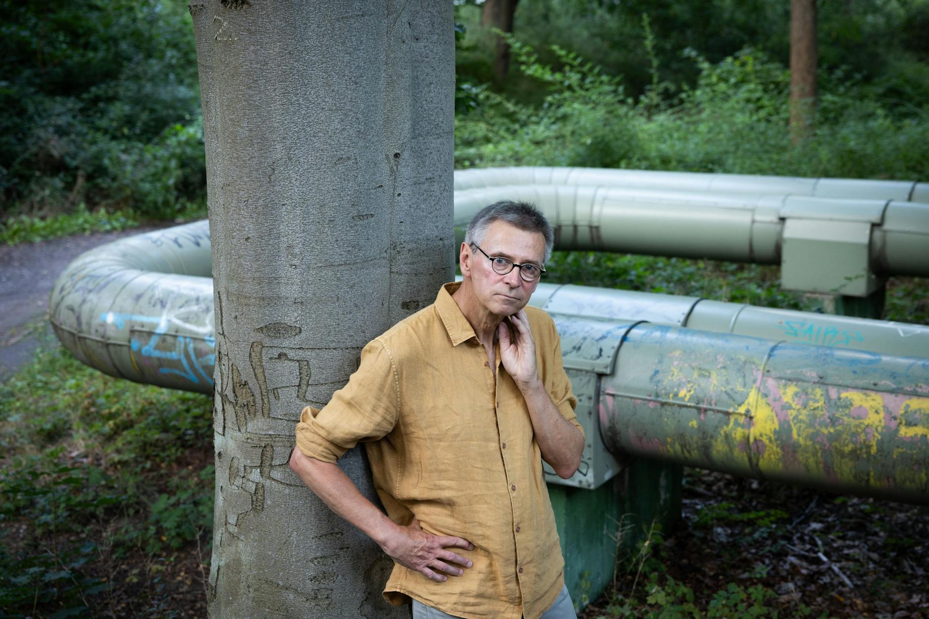 Der Schriftsteller Birk Meinhardt, in Berlin-Friedrichshagen porträtiert.