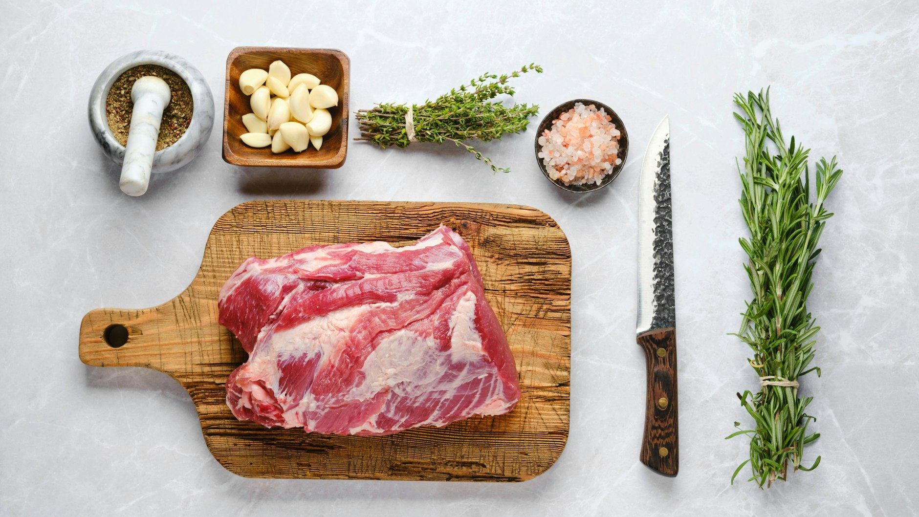 Ein Schweinenacken ist die Basis für den Mutzbraten. 