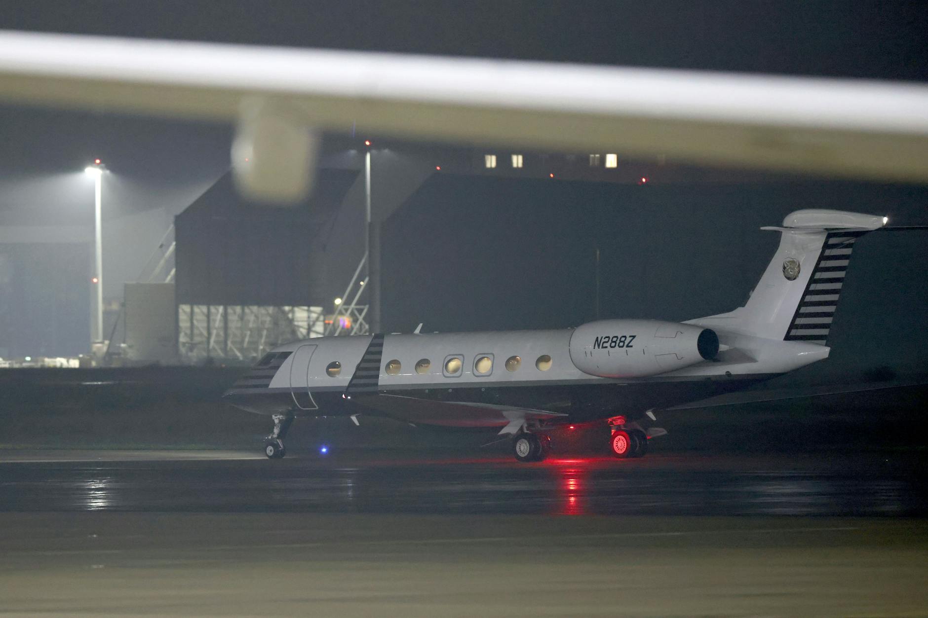 Eine Gulfstream 650, gestartet in Ankara (Türkei), landet im Rahmen des Gefangenenaustausches mit Russland auf dem militärischen Teil vom Flughafen Köln Bonn.