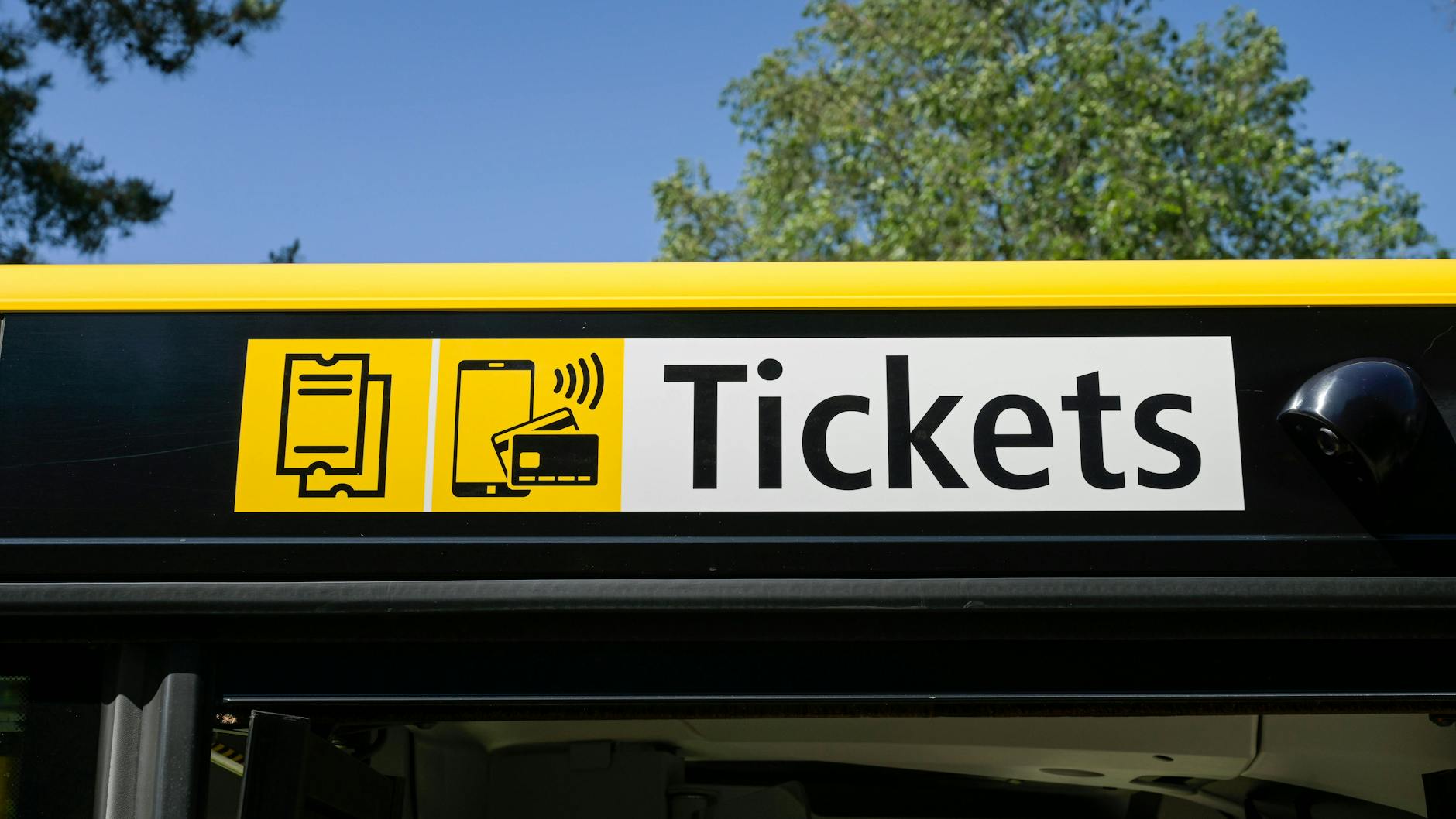 Tickets gibt es in BVG-Bussen in Berlin bald nicht mehr gegen Kleingeld.
