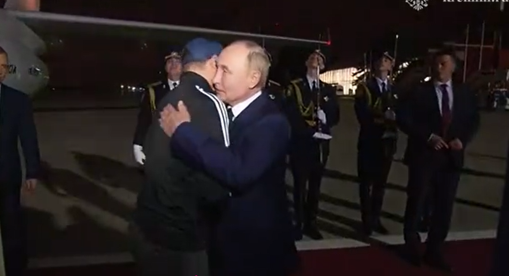 Image - Hier umarmt Russlands Präsident Putin einen Mörder und sagt „Schön“
