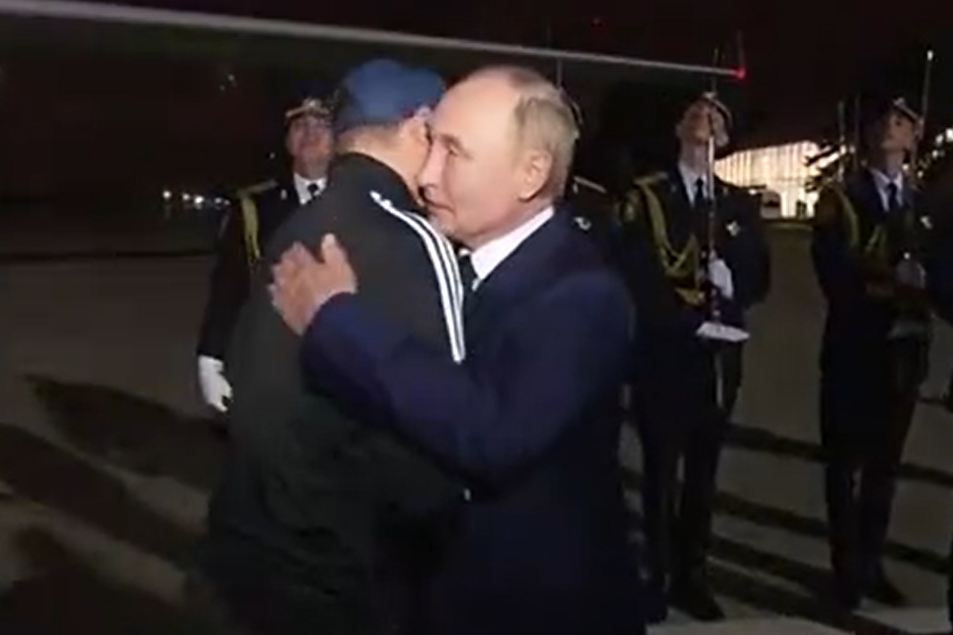 Russland Präsident Putin umarmt den „Tiergarten-Mörder“ bei der Ankunft in Moskau.