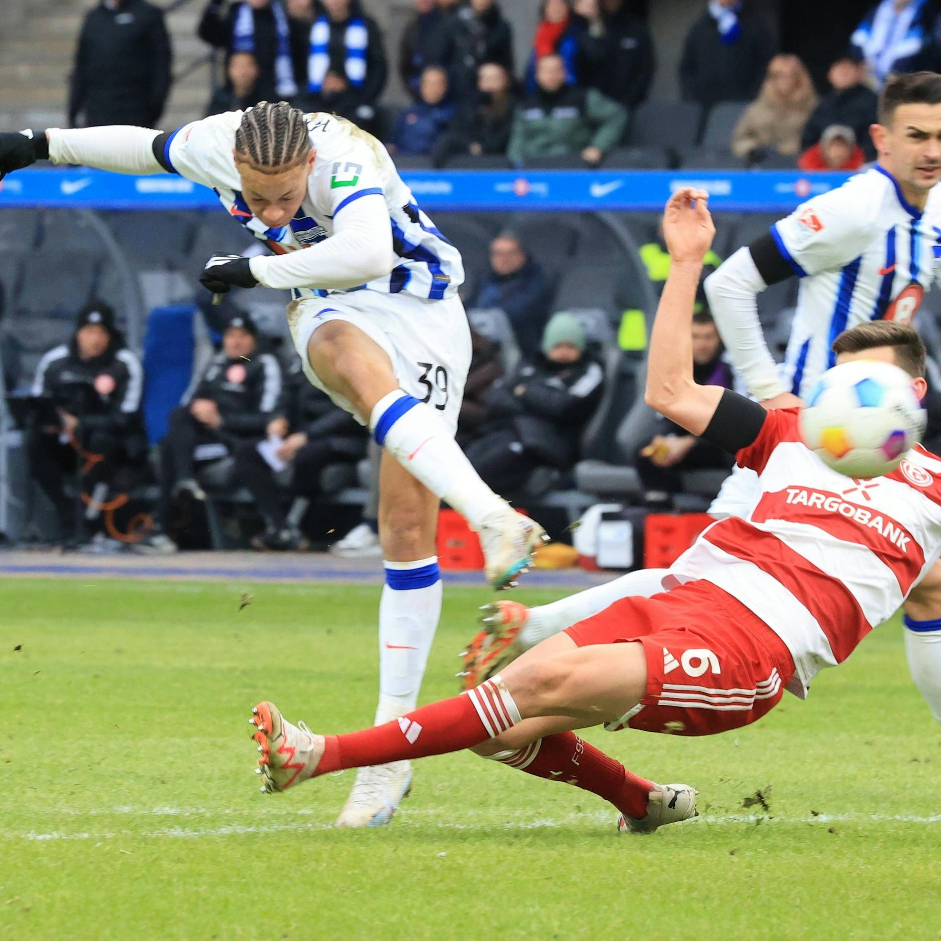 Einfach mal abziehen! Derry Scherhant traf im Januar gegen Düsseldorf zum 2:1.