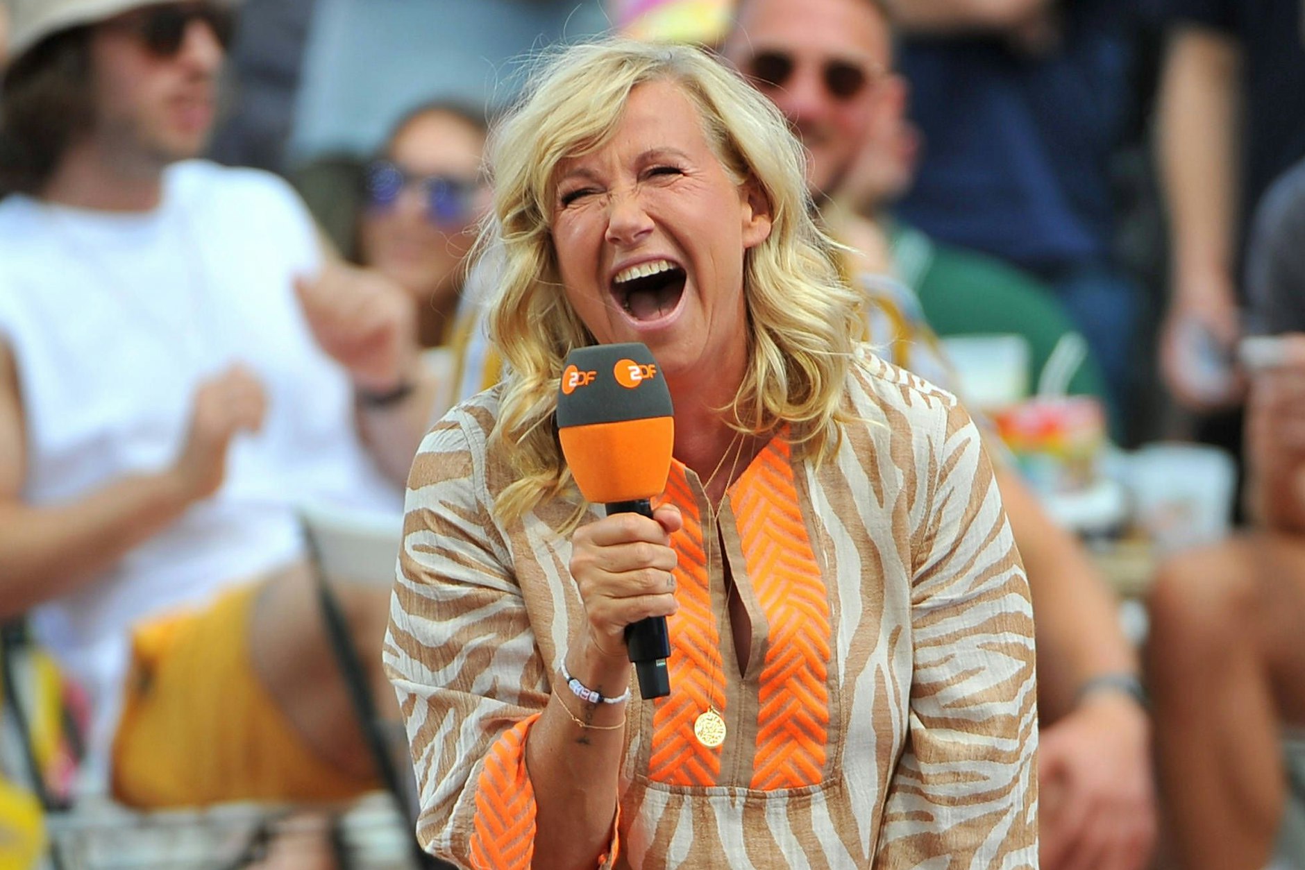 Mit viel guter Laune will Andrea Kiewel am Sonntag wieder den Fernsehgarten im ZDF moderieren - doch viele Zuschauer sind noch nicht in Partylaune ...