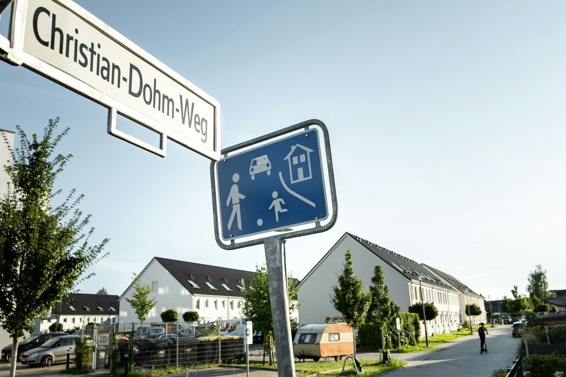 Der Christian-Dohm-Weg in einer Siedlung in Falkenberg. Anwohner fordern nun Tempohemmschwellen.