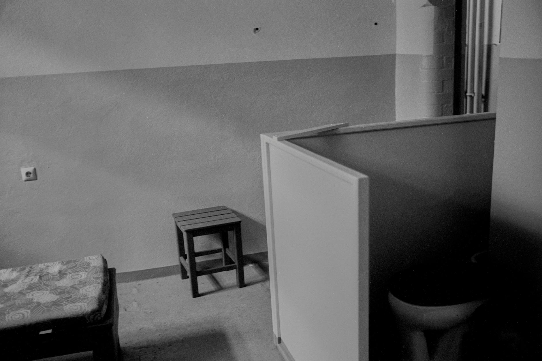 Der Erzähler sitzt in der Zelle, abgedrängt, weggesperrt. Die Gedanken sind frei. 