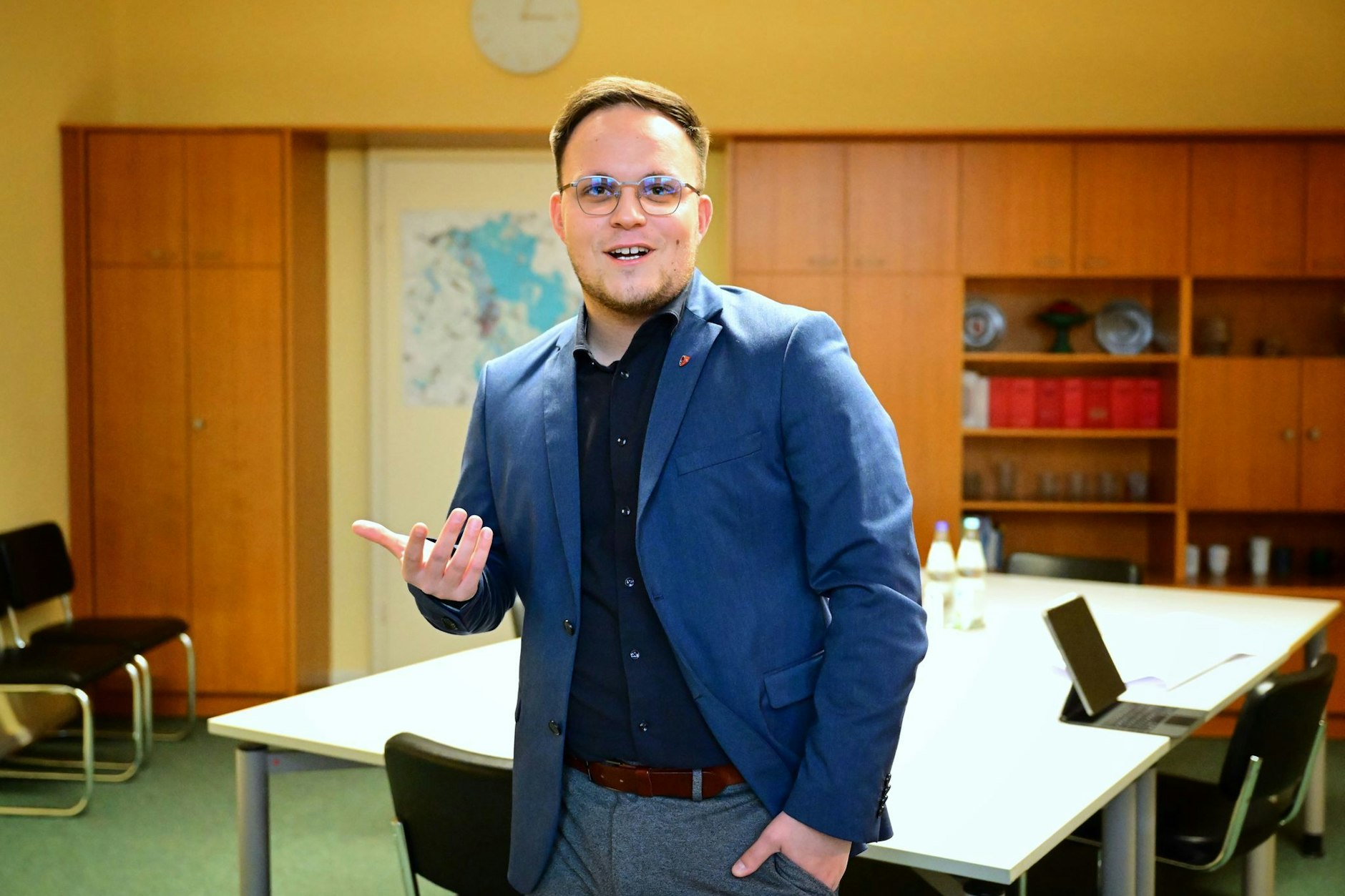 Lucas Halle (SPD), jetzt Ex-Bürgermeister der Stadt Zehdenick im Landkreis Oberhavel, in seinem Büro in der Stadtverwaltung.