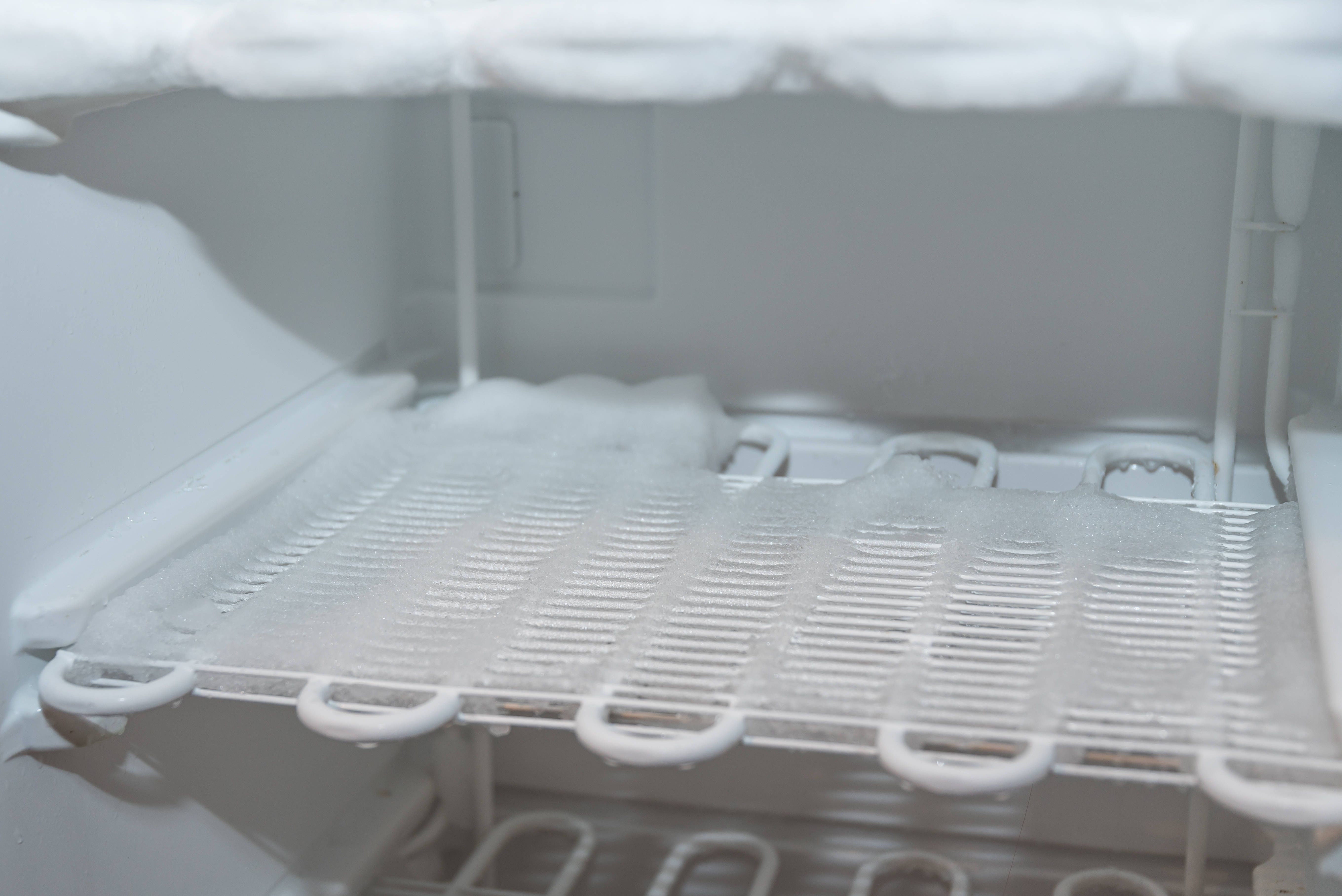 Dickes Eis im Gefrierfach: Mit diesem Hausmittel verhindern Sie das!