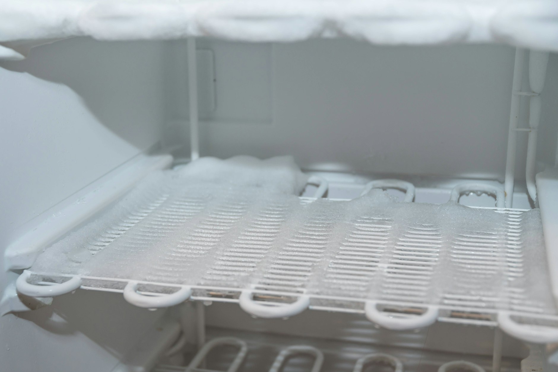 Mit einem einfachen Hausmittel können Sie die Bildung dicker Eisschichten verzögern.