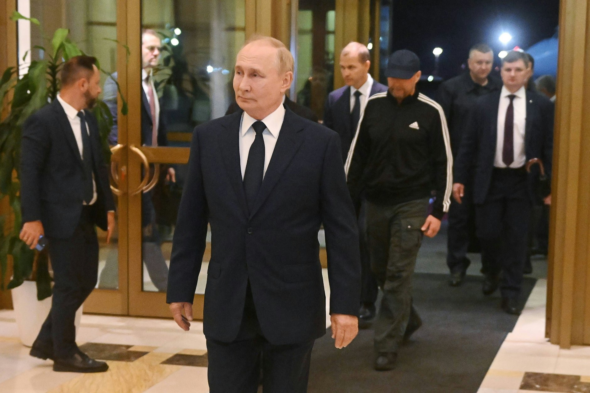 Wladimir Putin begrüßt am Hauptstadtflughafen in Moskau-Wnukowo die freigelassenen russischen Staatsbürger – darunter auch den sogenannten Tiergartenmörder Wadim Krassikow.