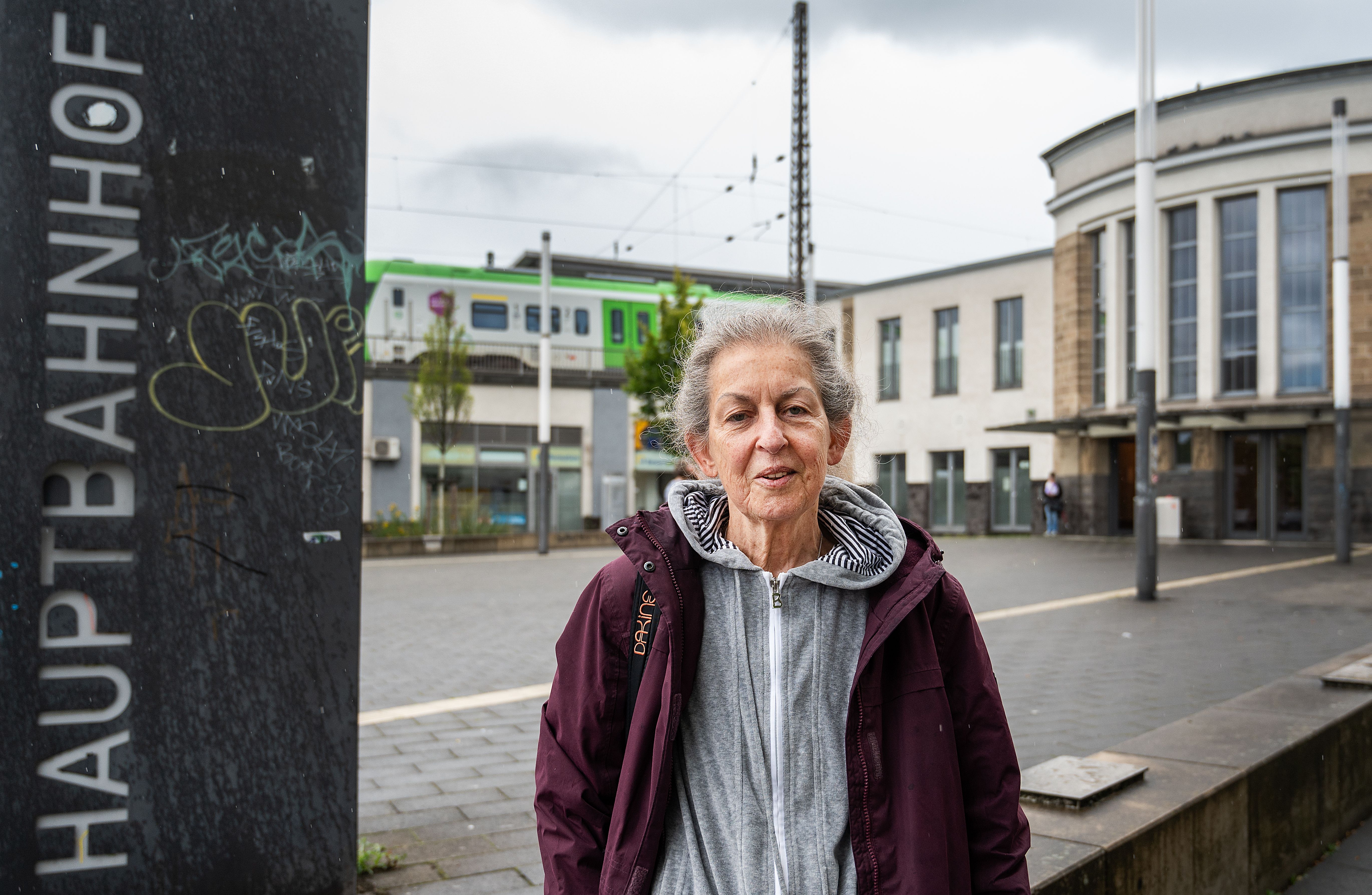 Wut-Rentnerin pinkelt auf Bahn-Fußboden – DAS sind die Reaktionen!