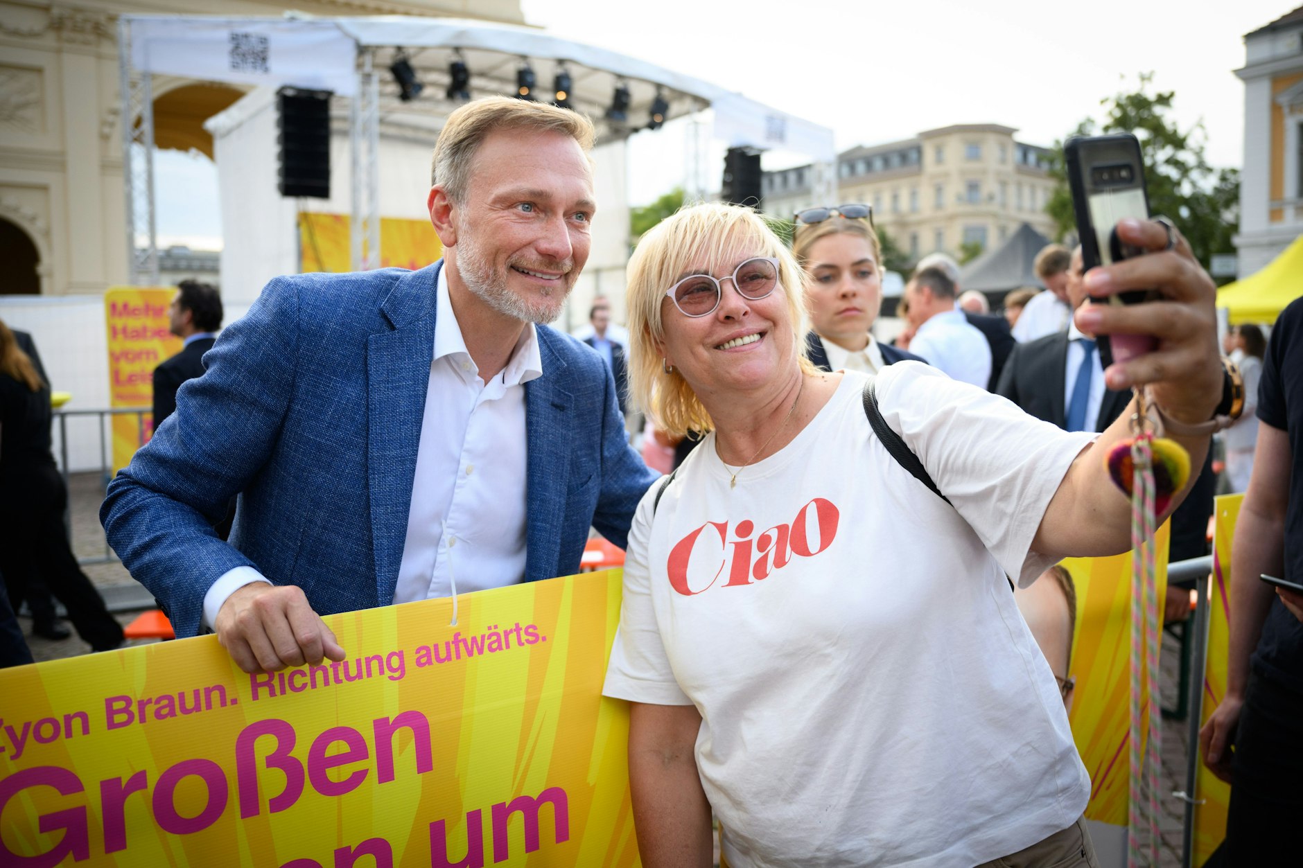 Selfie mit Lindner: Der Finanzminister ist bei seinem Auftritt ein begehrtes Fotomotiv.