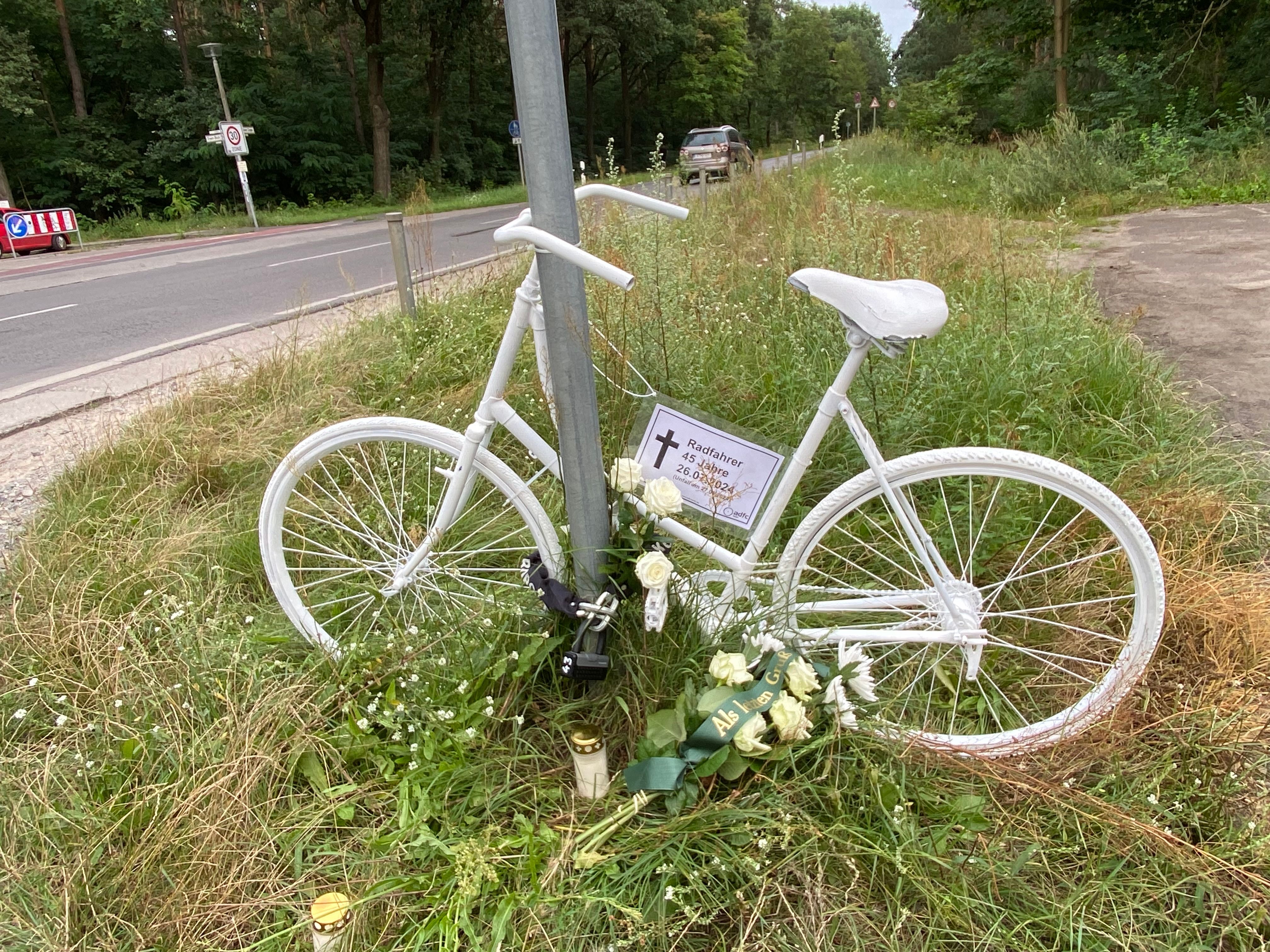Image - Berlin-Köpenick: An toten Radfahrer vom Müggelheimer Damm erinnert ein Geisterrad