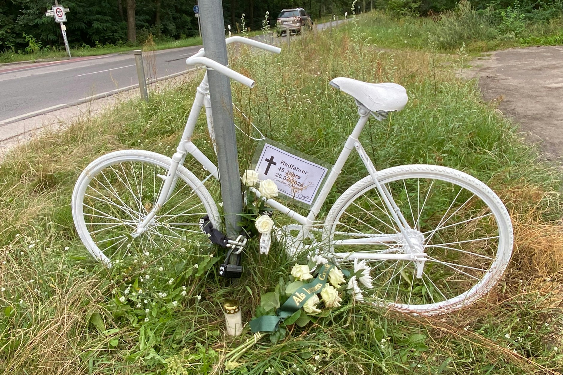 Der Unfallort: Ein sogenanntes Geisterrad erinnert seit Freitagabend am Müggelheimer Damm an einen tödlich verunglückten Radfahrer.&nbsp;