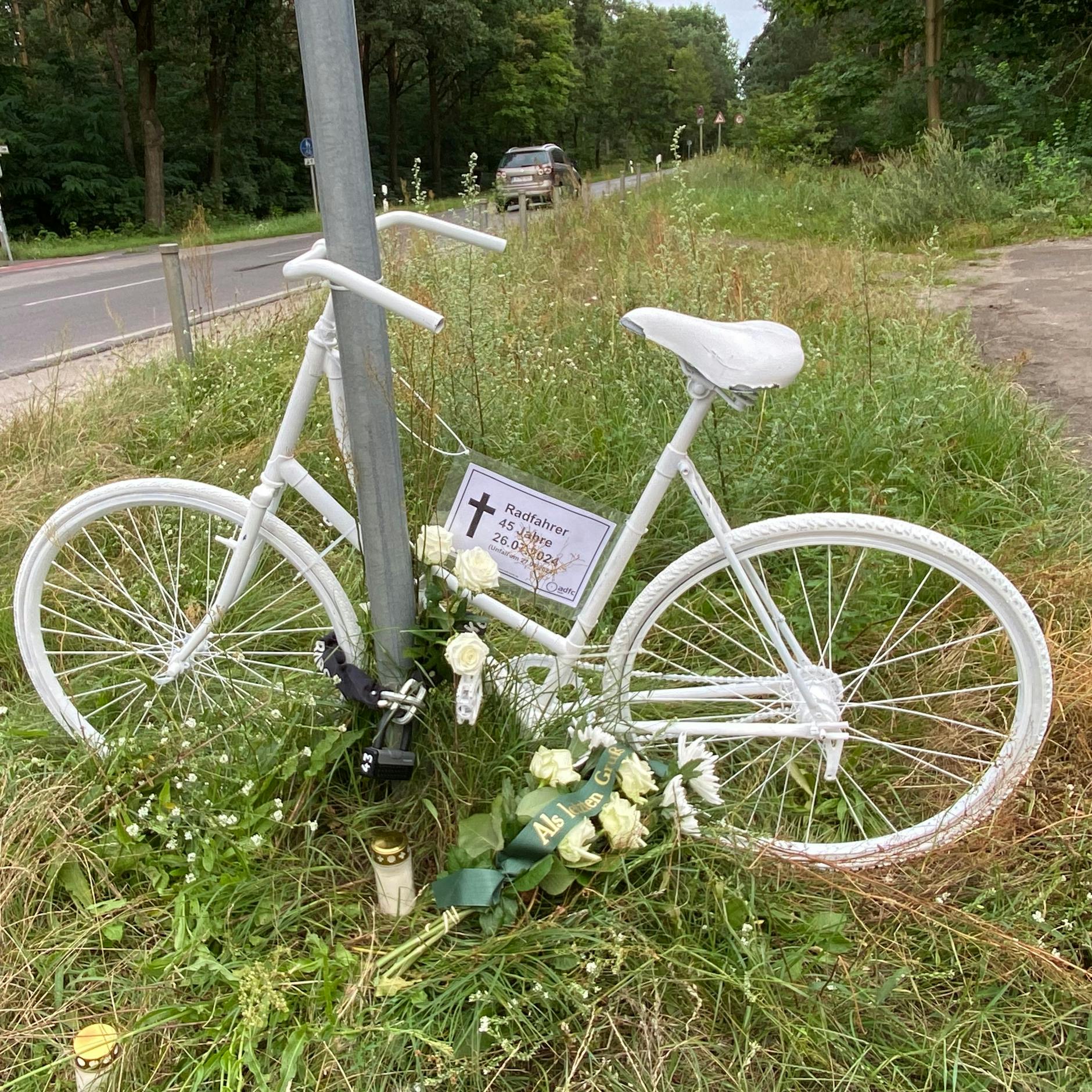 Image - Berlin-Köpenick: An toten Radfahrer vom Müggelheimer Damm erinnert ein Geisterrad