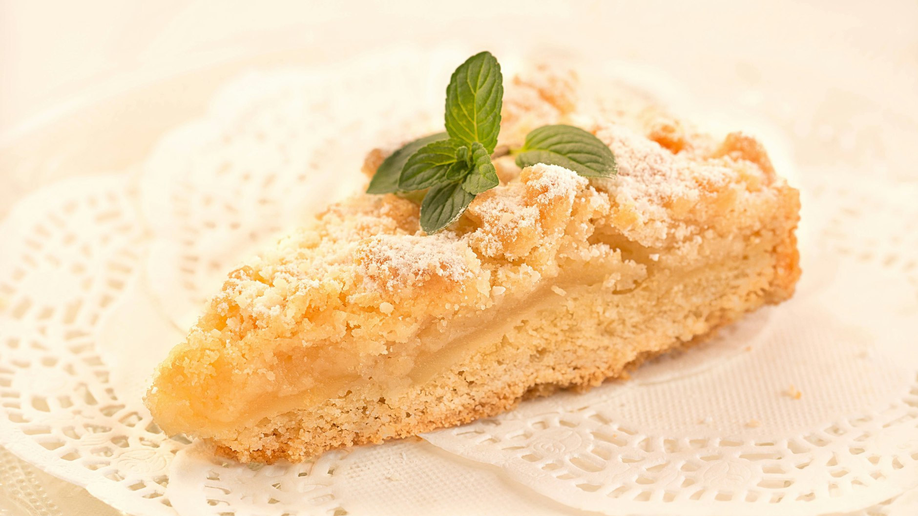 Streuselkuchen gibt es in verschiedenen Varianten - beliebt sind auch Rezepte mit Obst. Doch ein Rezept für Streuselkuchen muss nicht kompliziert sein.