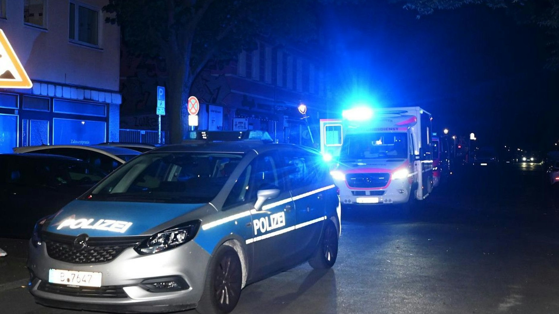 Einsatzkräfte am Tatort.
