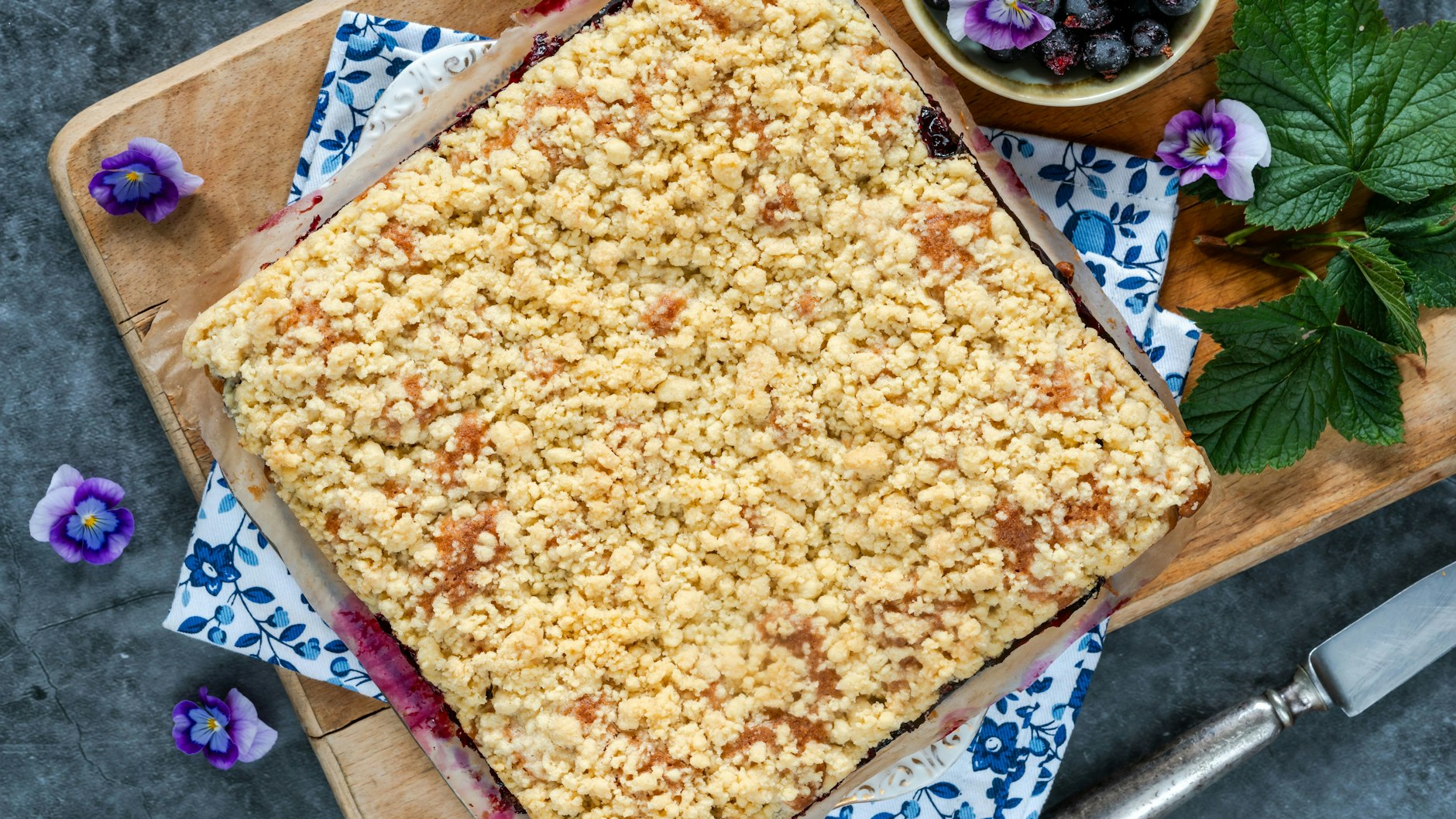 Ob Sie den Streuselkuchen auf einem Blech oder einer Springform backen - das ist Ihnen überlassen. Laut Rezept geht beides.