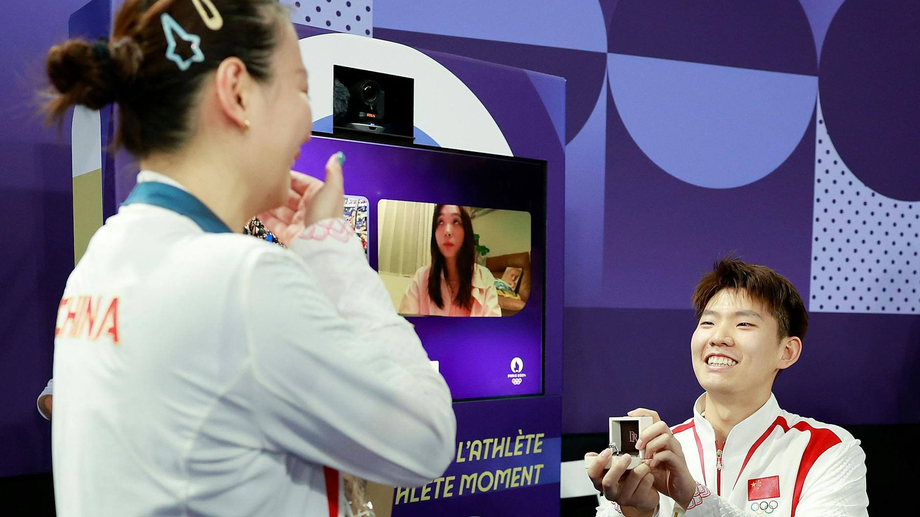 Badmintonspieler Liu Yuchen macht der Goldmedaillengewinnerin Huang Ya Qiong nach dem Goldmedaillenspiel im gemischten Doppel einen Antrag.