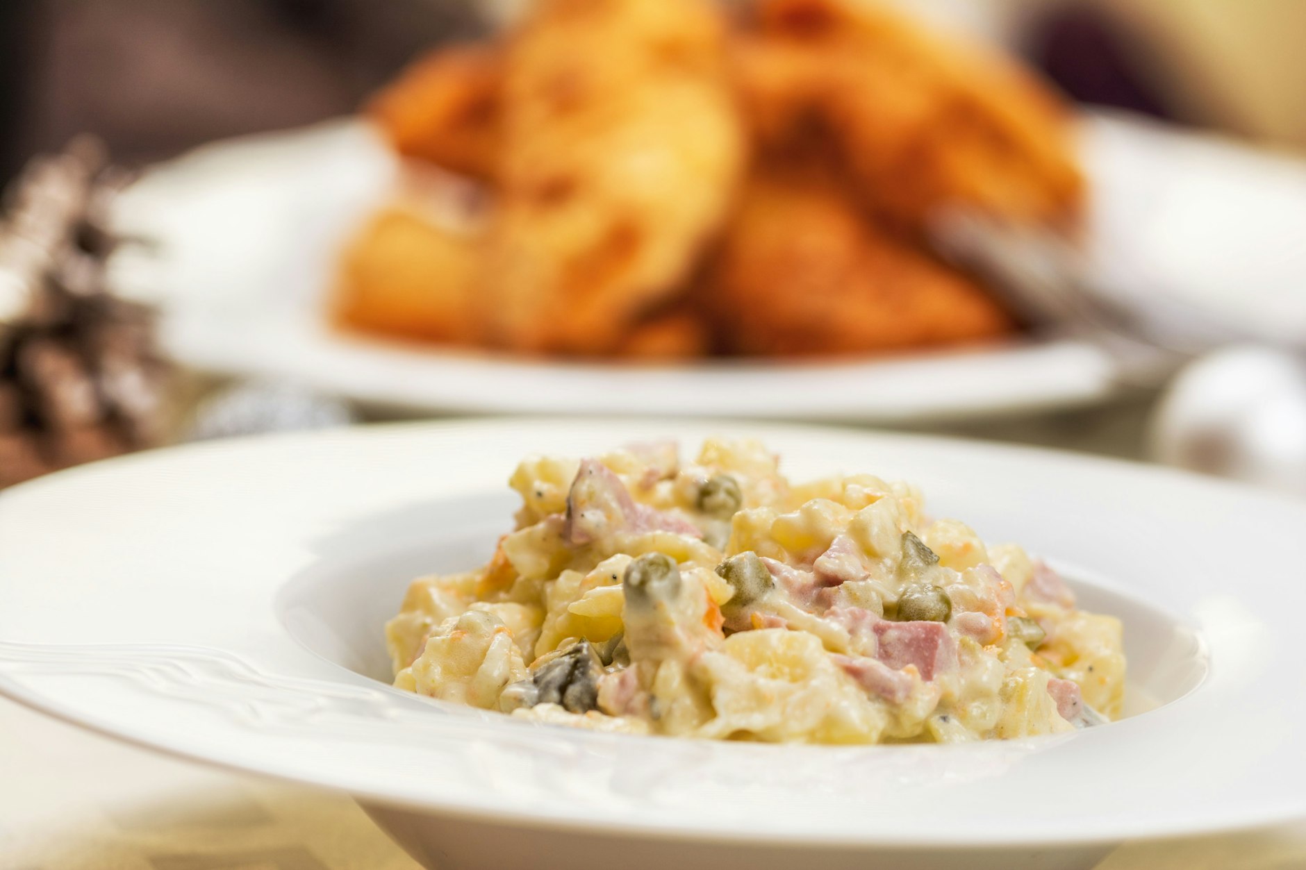 Der tschechische Kartoffelsalat mit einer Soße aus Senf und Mayonnaise ist herrlich würzig - im Rezept verraten wir, wie Sie ihn zubereiten.