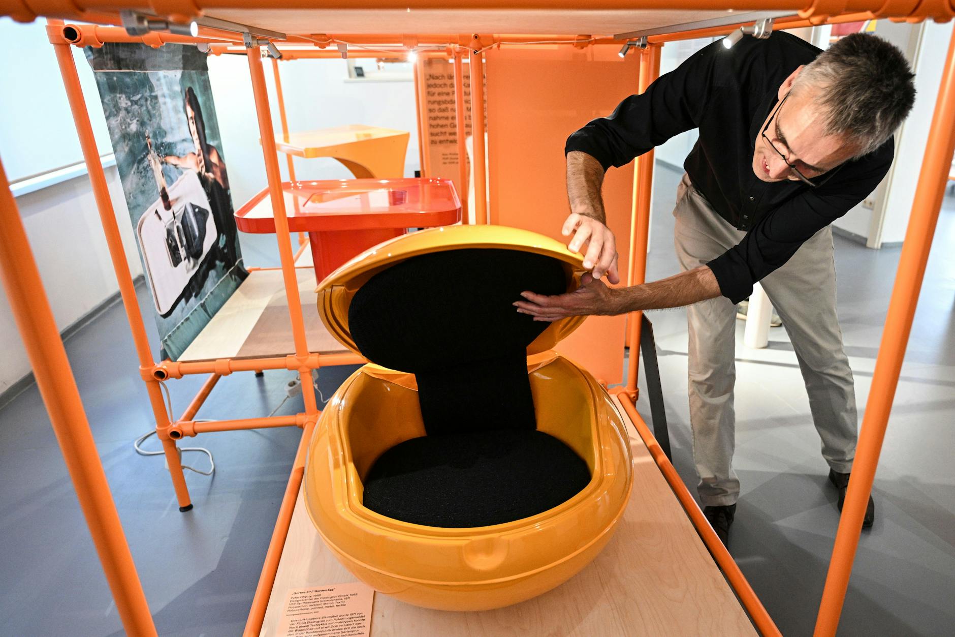  „Garten-Ei“ aus Polyurethan vom VEB Synthesewerk Schwarzheide aus dem Jahr 1968 in der Ausstellung „PURe Visionen. Kunststoffmöbel zwischen Ost und West“ im Museum für Utopie und Alltag. Die Ausstellung läuft vom 03. August 2024 bis 30. März 2025.