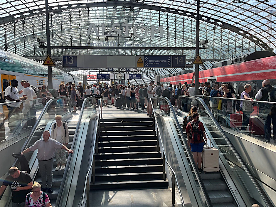 Ein ganz normaler Nachmittag im Berliner Hauptbahnhof: An den Gleisen 13 und 14 drängen sich die Fahrgäste. „Bitte weitergehen. Keep moving“, steht auf einem Schild über der Fahrtreppe.