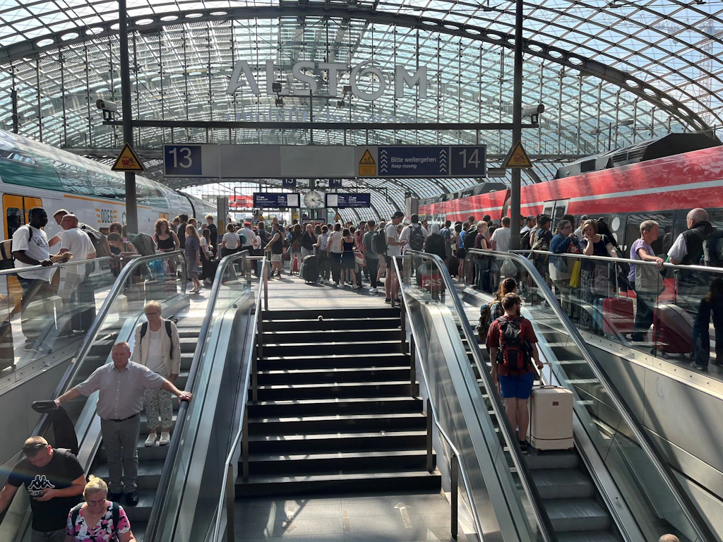 Hauptbahnhof Berlin vor dem Kollaps: Fahrgäste sollen erst kurz vor Abfahrt kommen