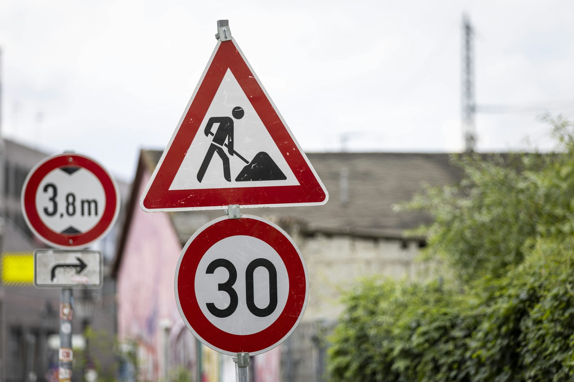 In Berlin wird überall gebaut - auch am Montag müssen sich Autofahrer wieder auf neue Engstellen einstellen.