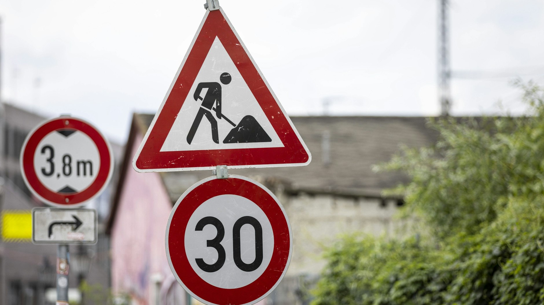 In Berlin wird überall gebaut - auch am Dienstag müssen sich Autofahrer wieder auf neue Engstellen einstellen.