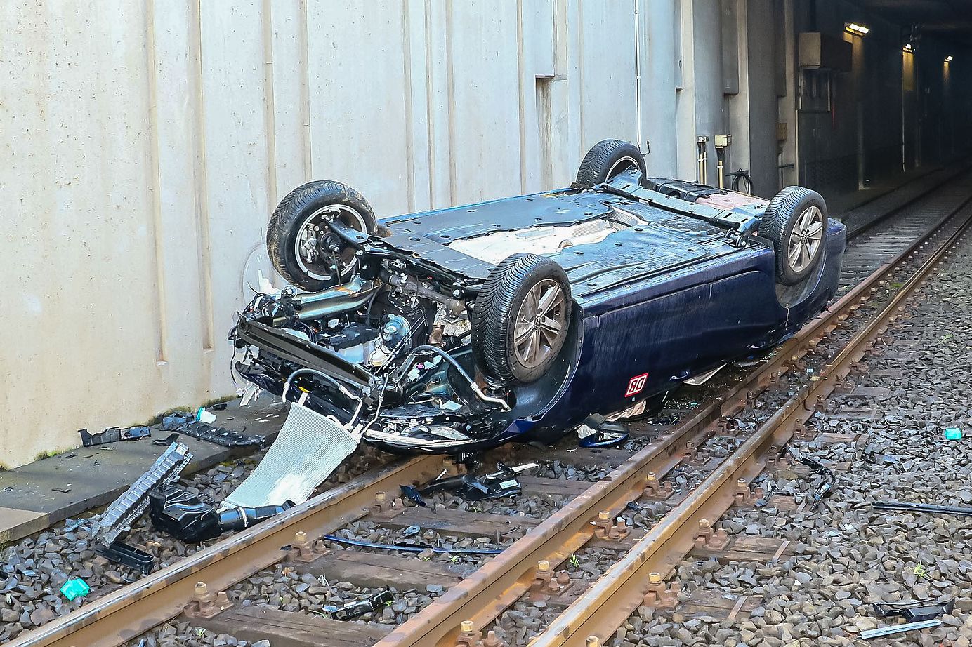 Horror-Unfall in Stuttgart: Auto stürzt sieben Meter tief auf Bahngleis