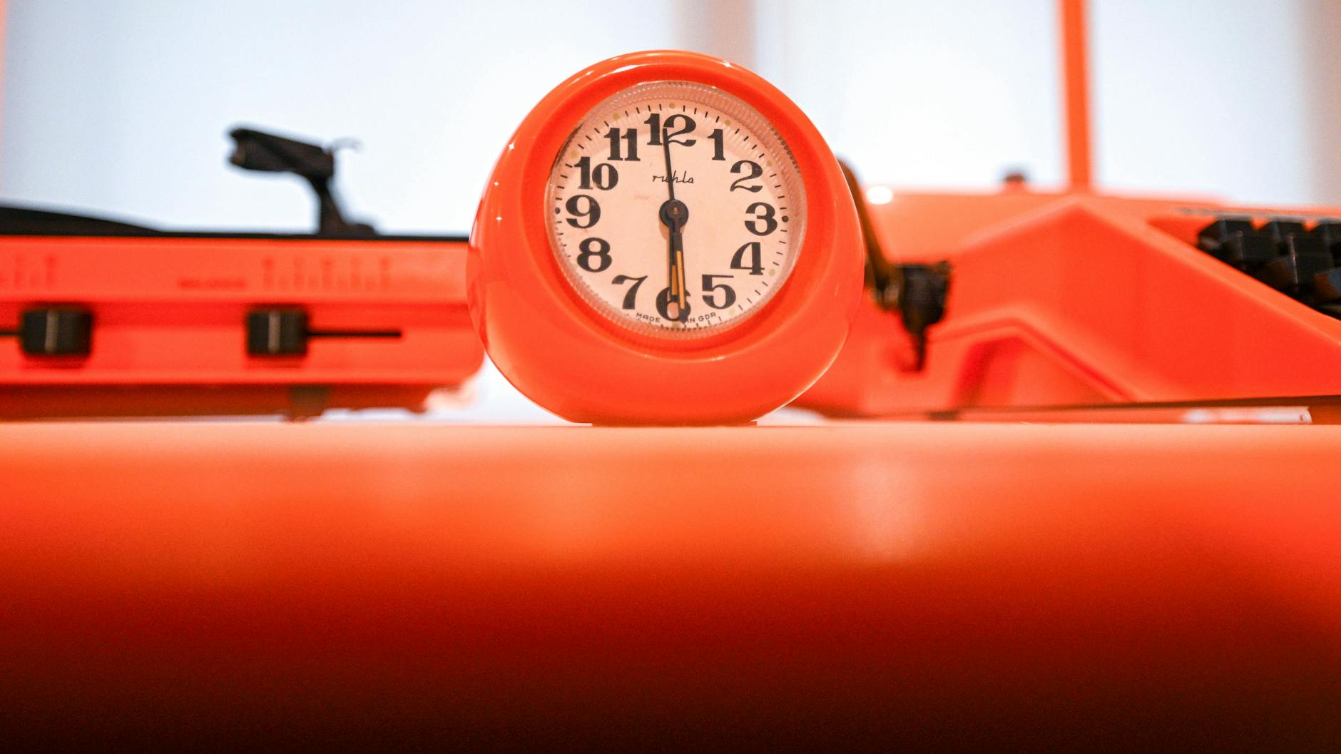 Verschiedene orangefarbene Objekte. Die Ausstellung zeigt vom 03. August 2024 bis 30. März 2025 Objekte aus Polyurethan (PUR) und beleuchtet ihre kulturelle Bedeutung. 
