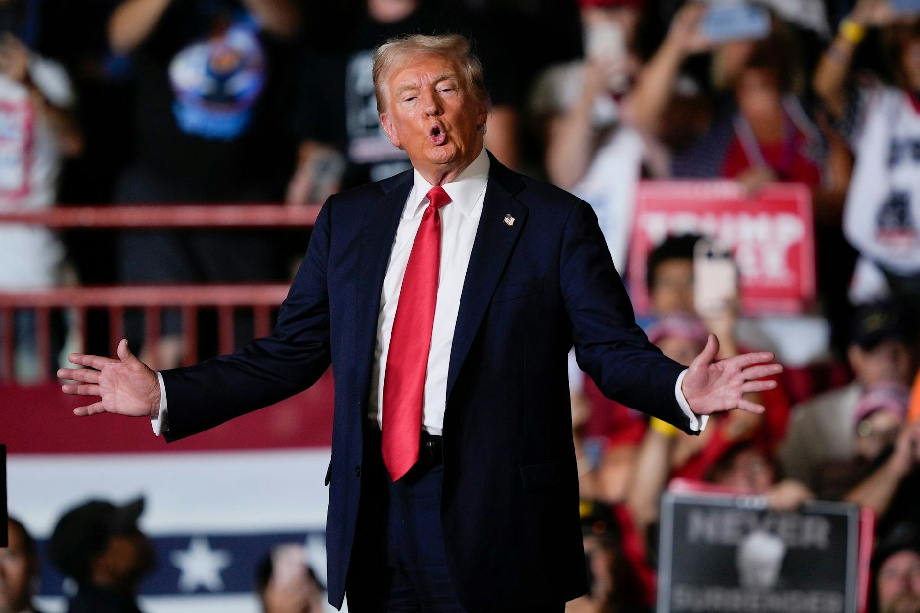 Der republikanische Präsidentschaftskandidat und ehemalige US-Präsident Donald Trump spricht bei einer Wahlkampfveranstaltung.