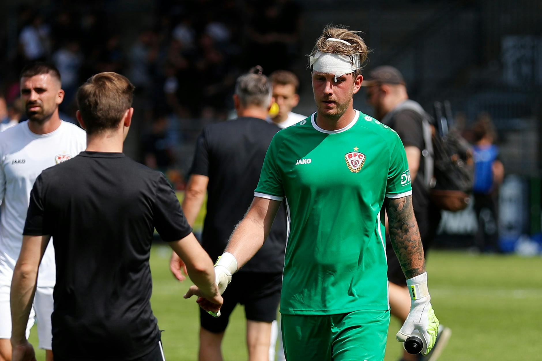 Nach dem Schlusspfiff in Babelsberg hat nicht nur BFC-Torwart Leon Bätge ein paar Kopfschmerzen ...