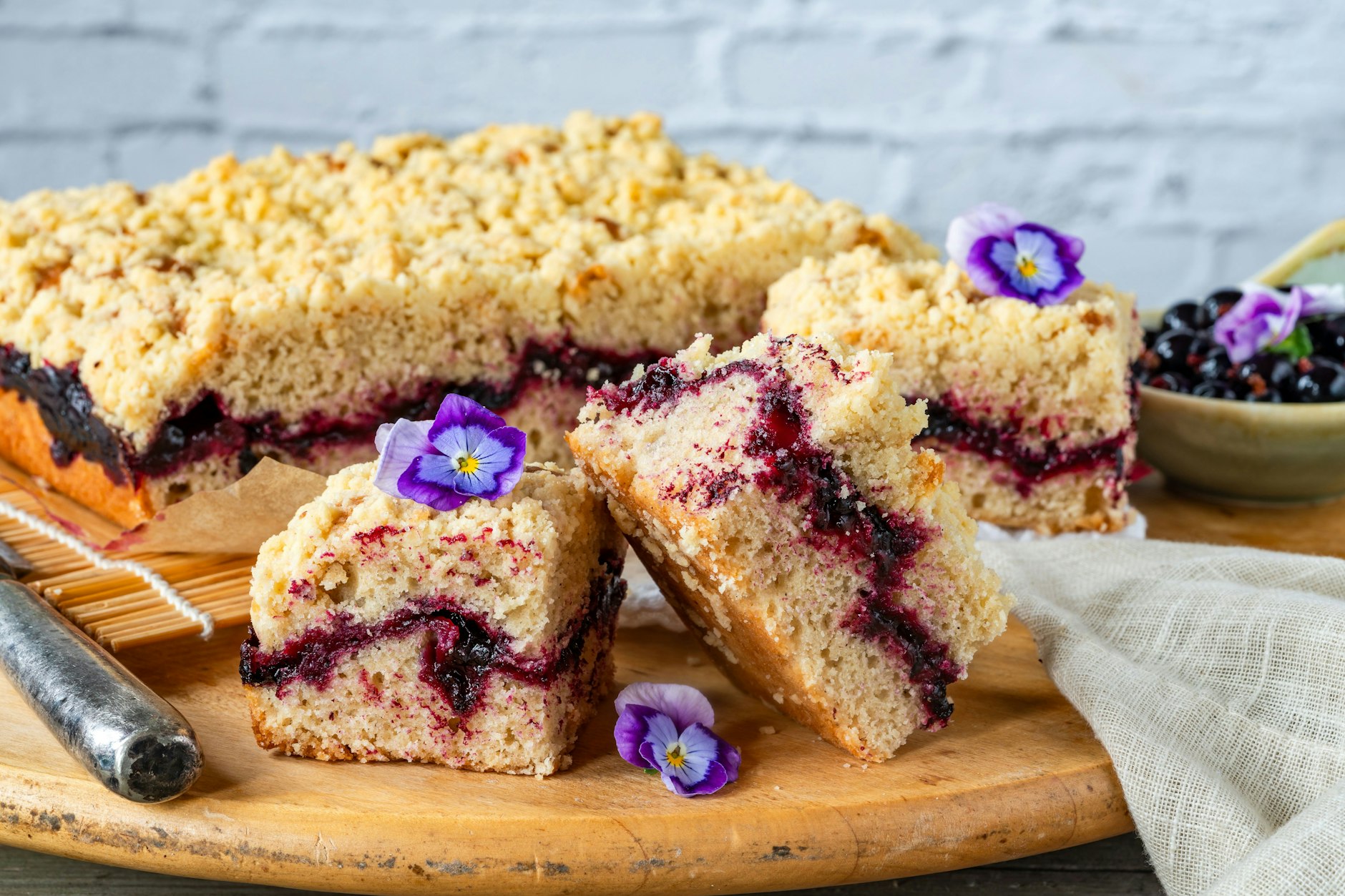 Einfacher als dieses Rezept geht's wirklich nicht! Dieser leckere Streuselkuchen wird mit Marmelade gefüllt - der Blechkuchen ist ruckzuck im Backofen!