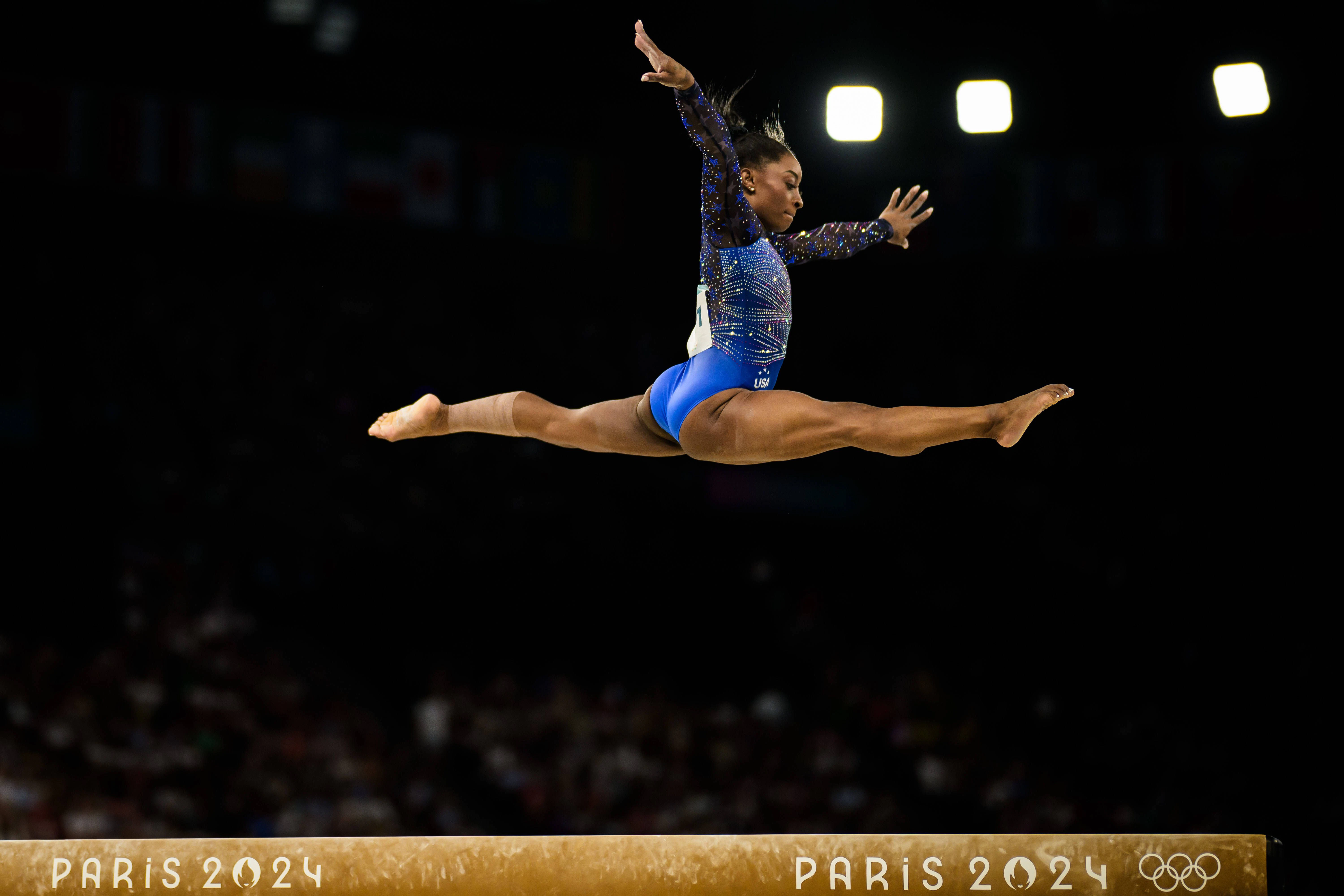 Simone Biles bei einer Turnübung in Paris