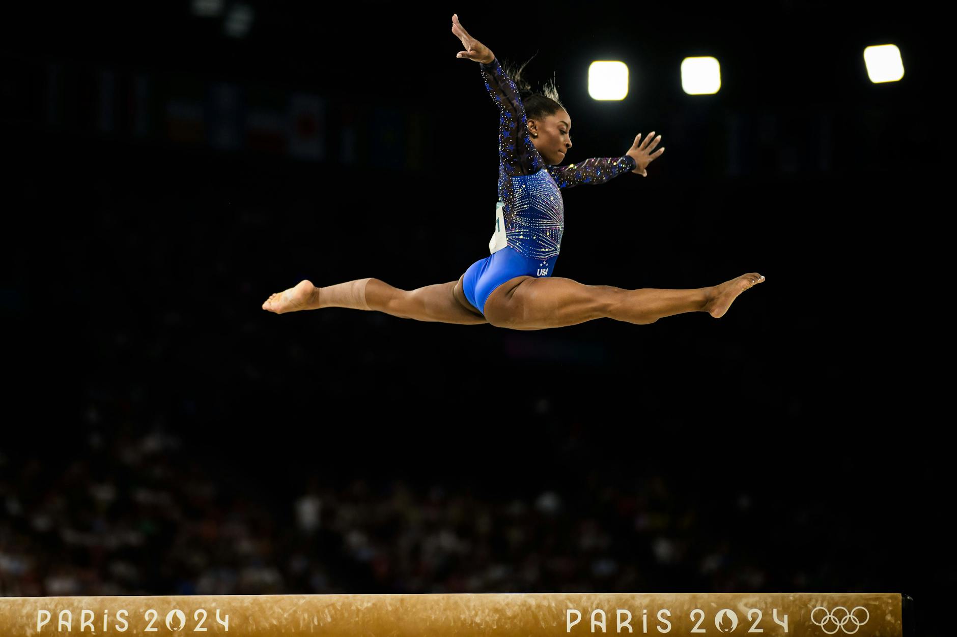 Simone Biles bei einer Turnübung in Paris