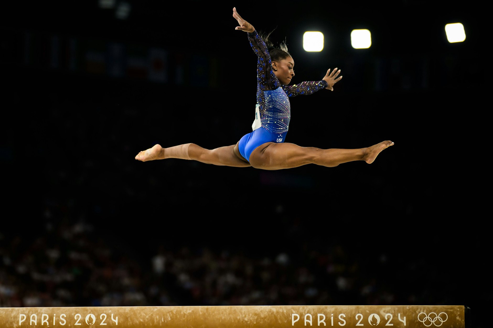 Simone Biles bei einer Turnübung in Paris