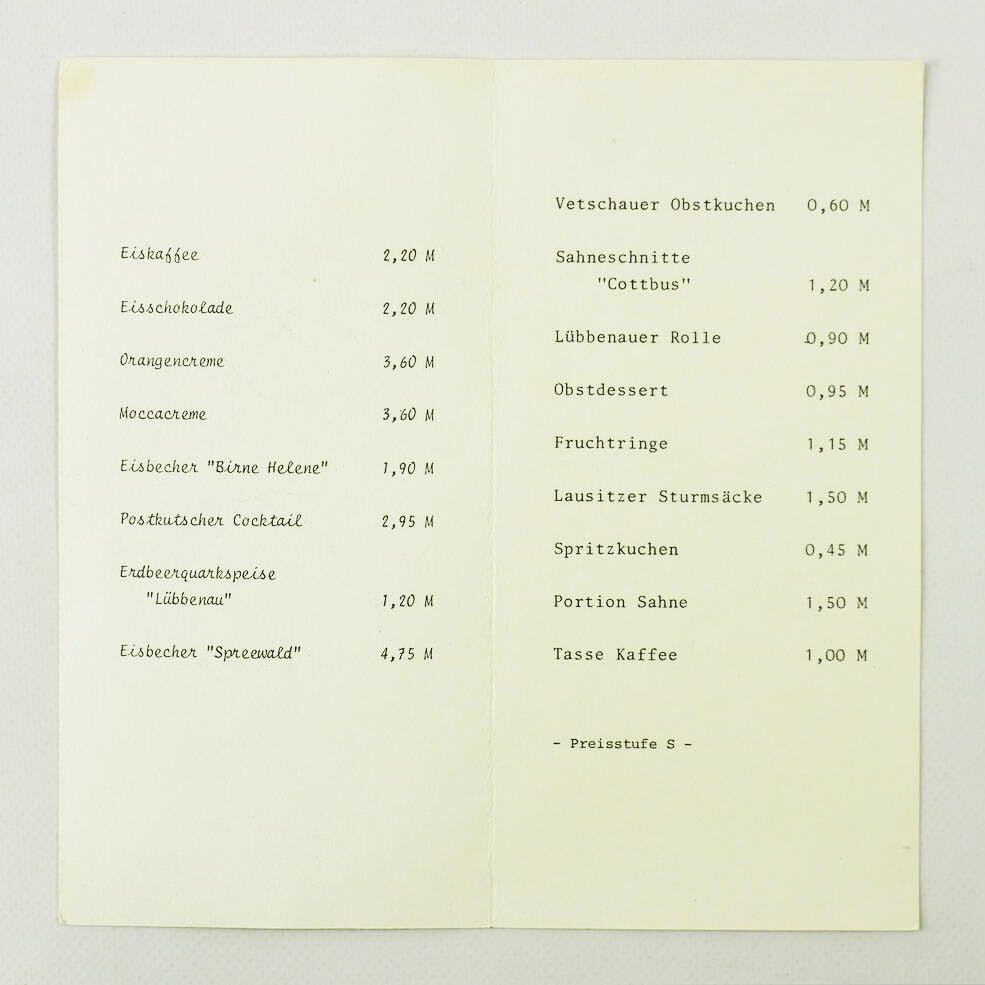 Eine Speisekarte aus dem Café am Großen Saal im Palast der Republik - auch sie findet sich in der Objektdatenbank des DDR Museum Berlin.