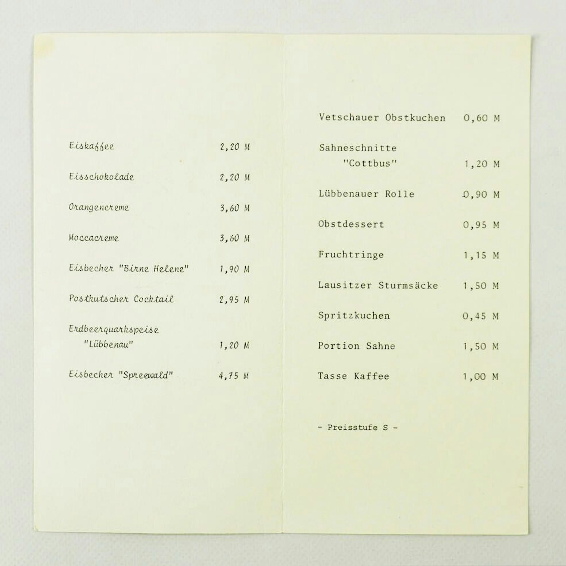 Eine Speisekarte aus dem Café am Großen Saal im Palast der Republik - auch sie findet sich in der Objektdatenbank des DDR Museum Berlin.