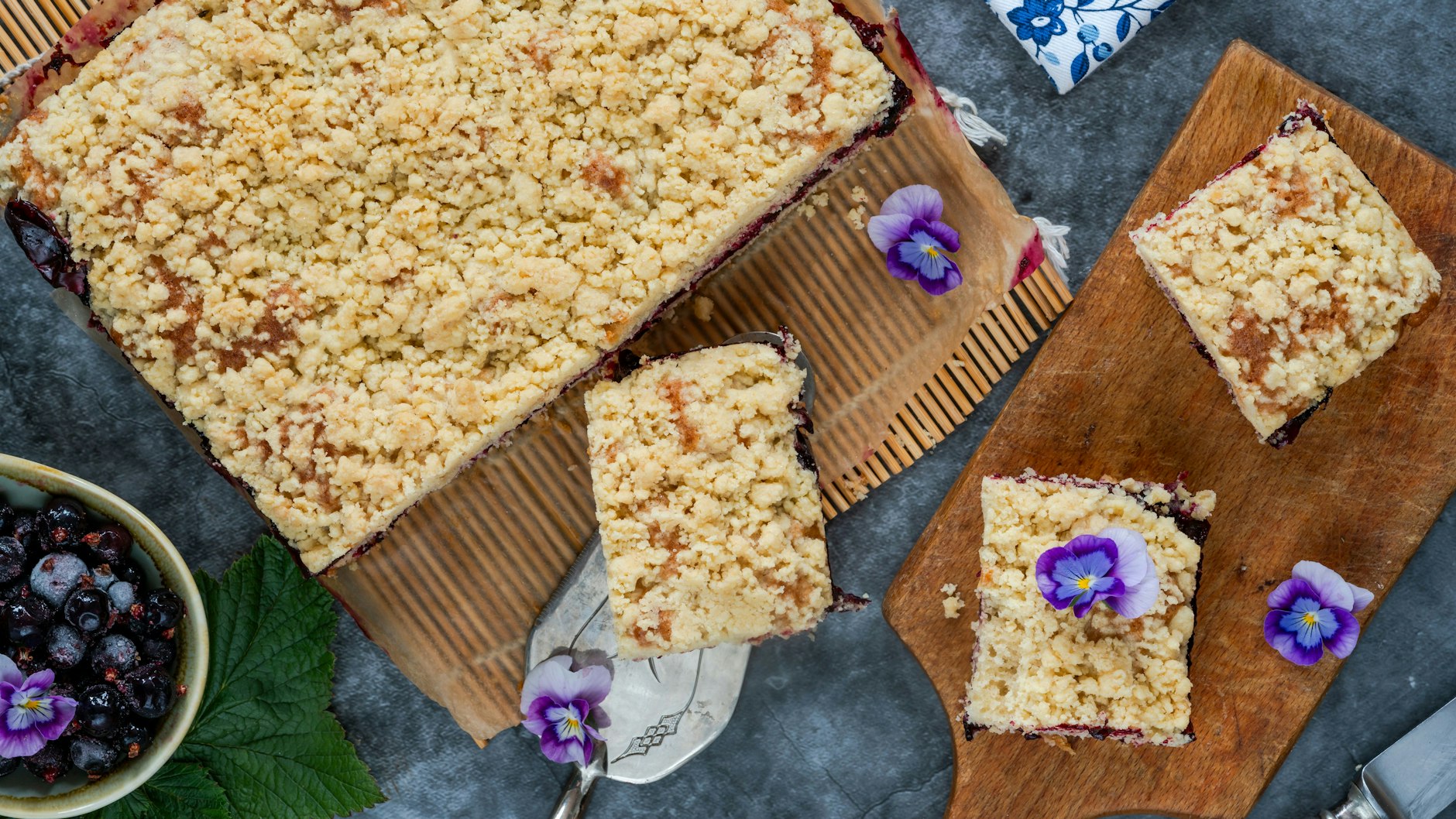 Der einfachste Blechkuchen der Welt: Unser Rezept für Streuselkuchen mit Marmelade haut einfach jeden um.